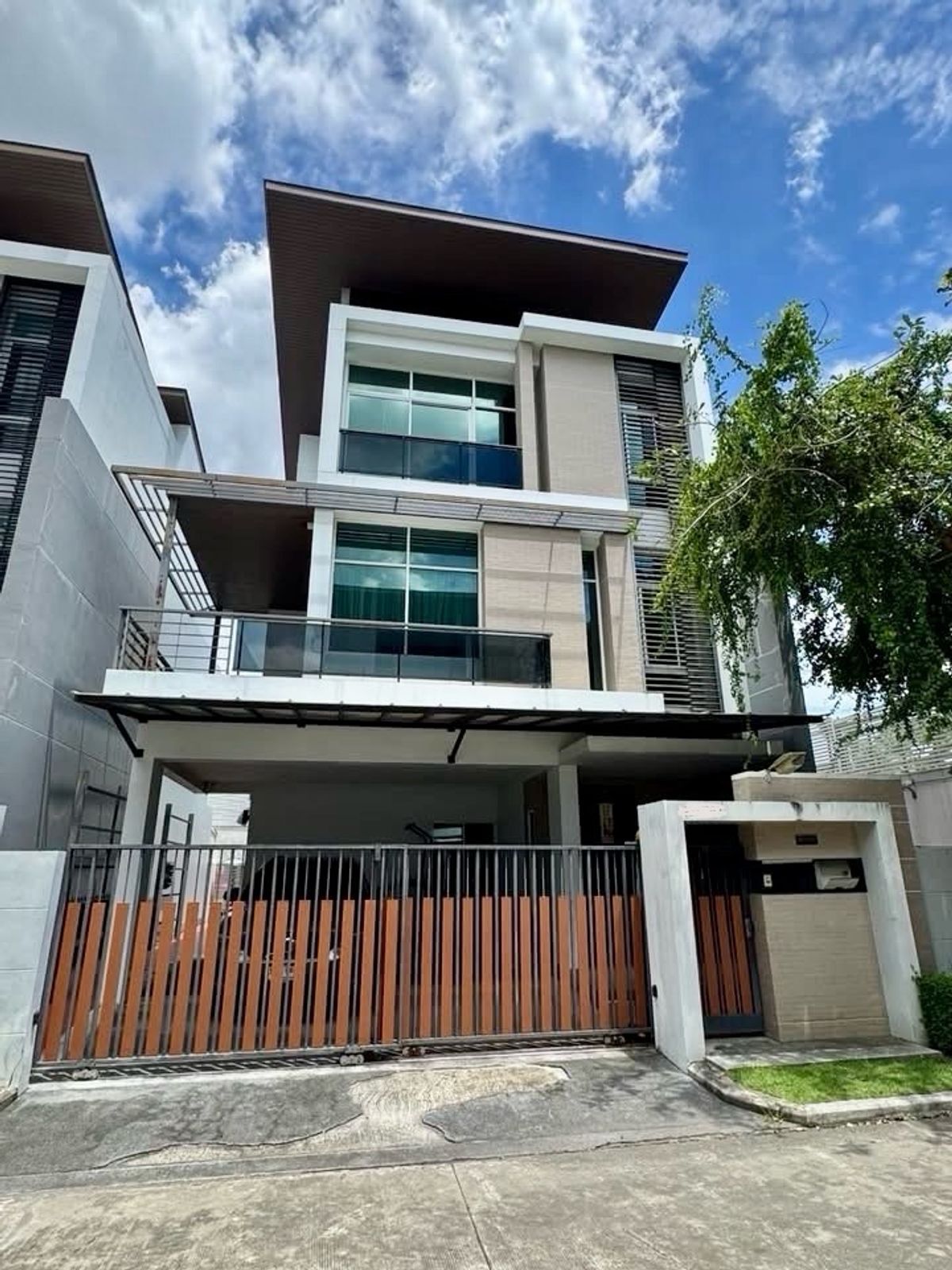 ขายบ้านพัฒนาการ ศรีนครินทร์ : 📌ขายด่วน ‼️บ้าน Nirvana Beyond พระราม 9 - รามคำแหง ขนาด 240 Sq.m 3 bed 3 bath เพียง 18.9 MB เท่านั้น !!! ติดต่อ 086-795-9997 (จิมมี่)