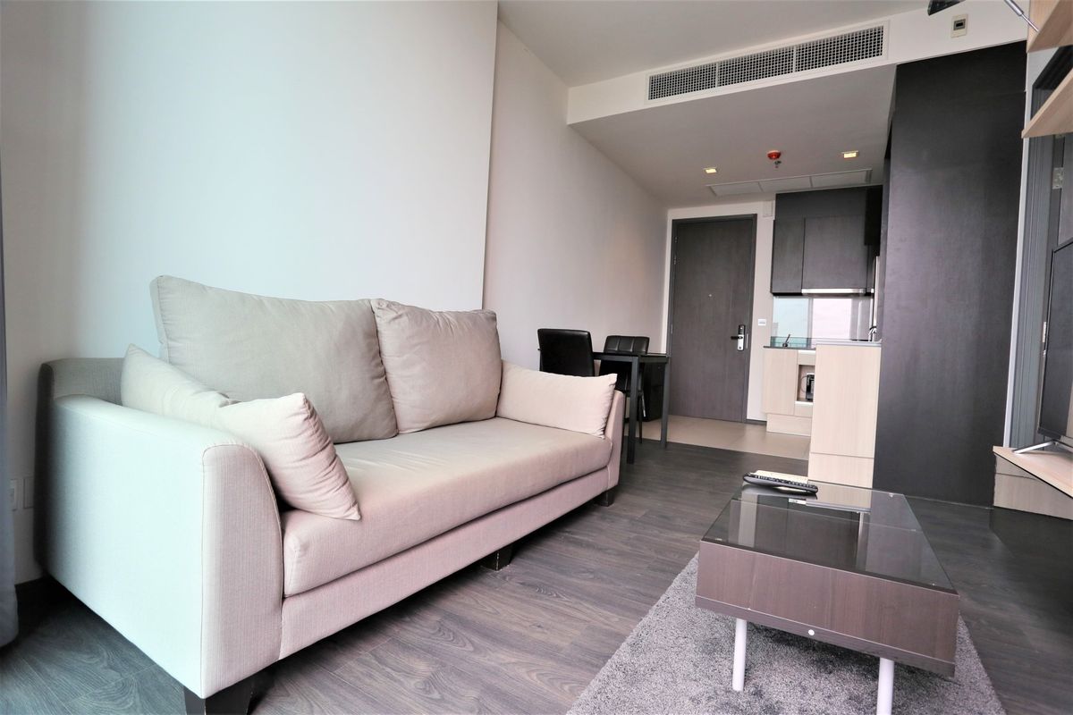For RentCondoSukhumvit, Asoke, Thonglor : Edge Sukhumvit 23 — Corner Unit with Unblocked City View, Fully Furnished