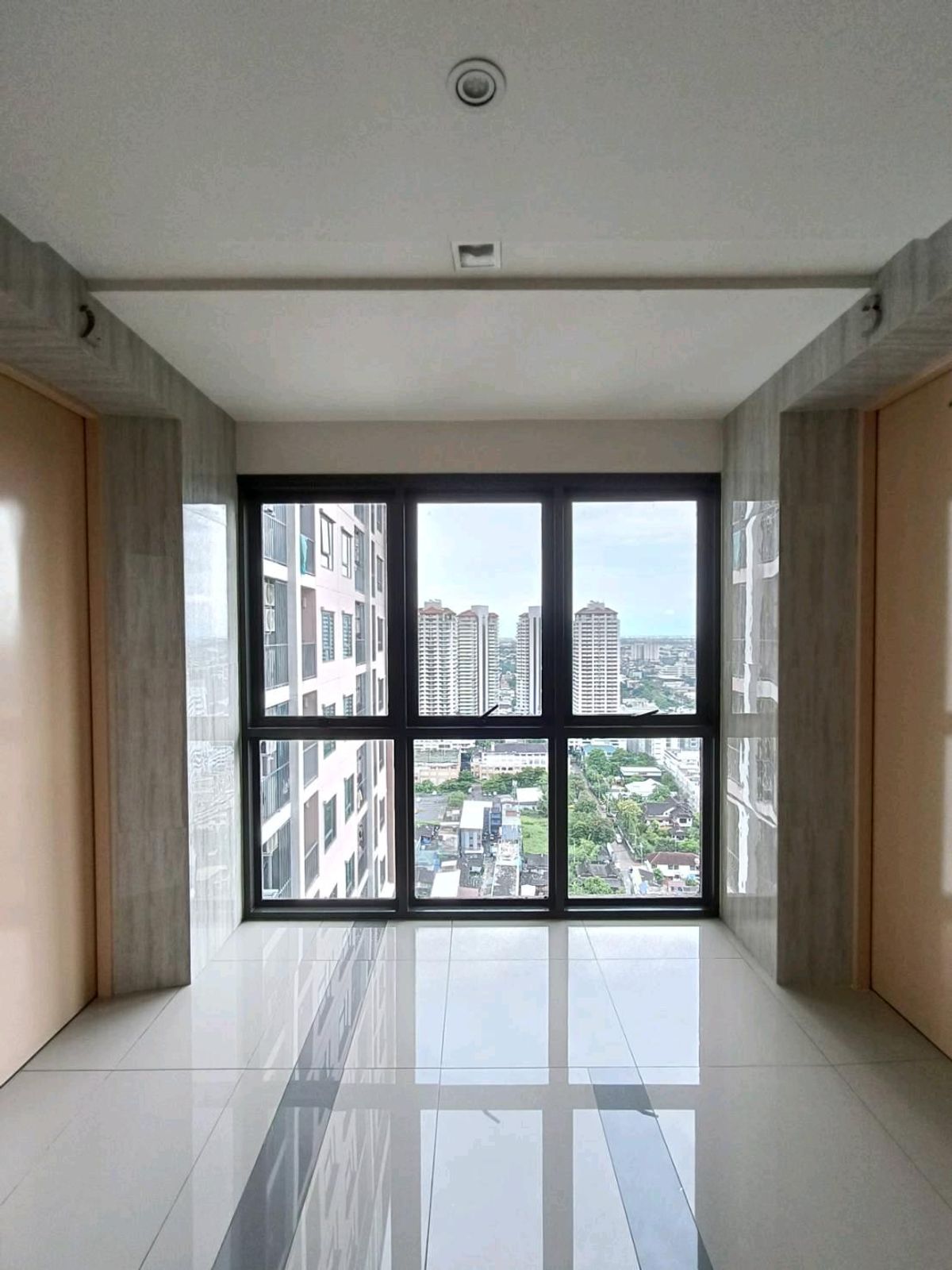 For RentCondoPattanakan, Srinakarin : Condo near the train, new room, complete with rent immediately