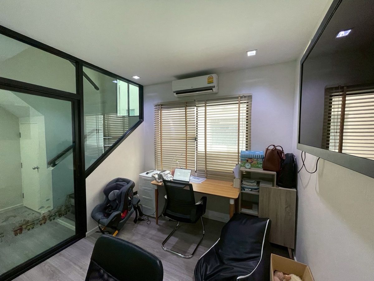 For RentTownhomeKasetsart, Ratchayothin : Rent a townhome, Ban Klang, Ratchayothin, near Major Ratchayothin, Kaset, Ladprao, Skytrain, BTS. 34 or Senanikhom Soi 11 or Prasert Manukit Road (Kaset Nawamin Road)