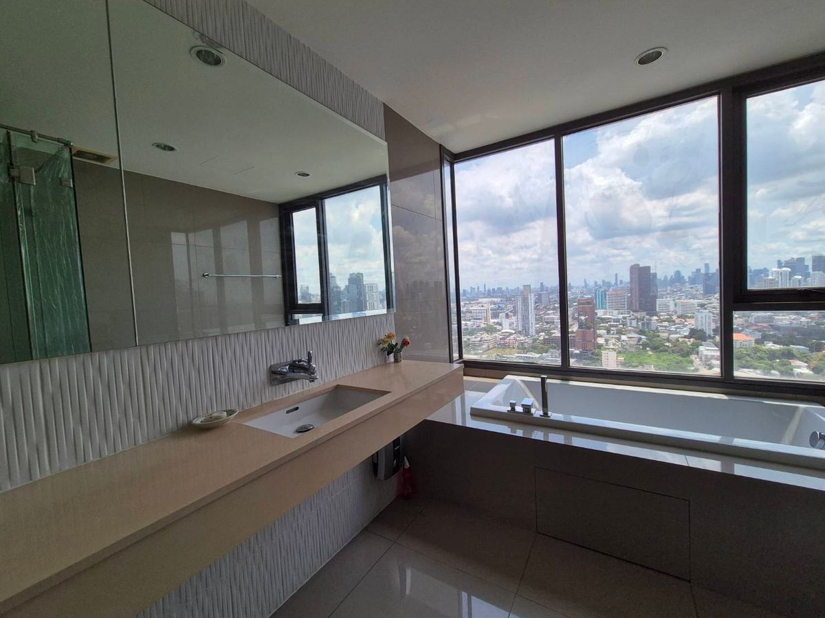 For SaleCondoSukhumvit, Asoke, Thonglor : For sell codominium 2 bedroom fully furnished high floor with river view