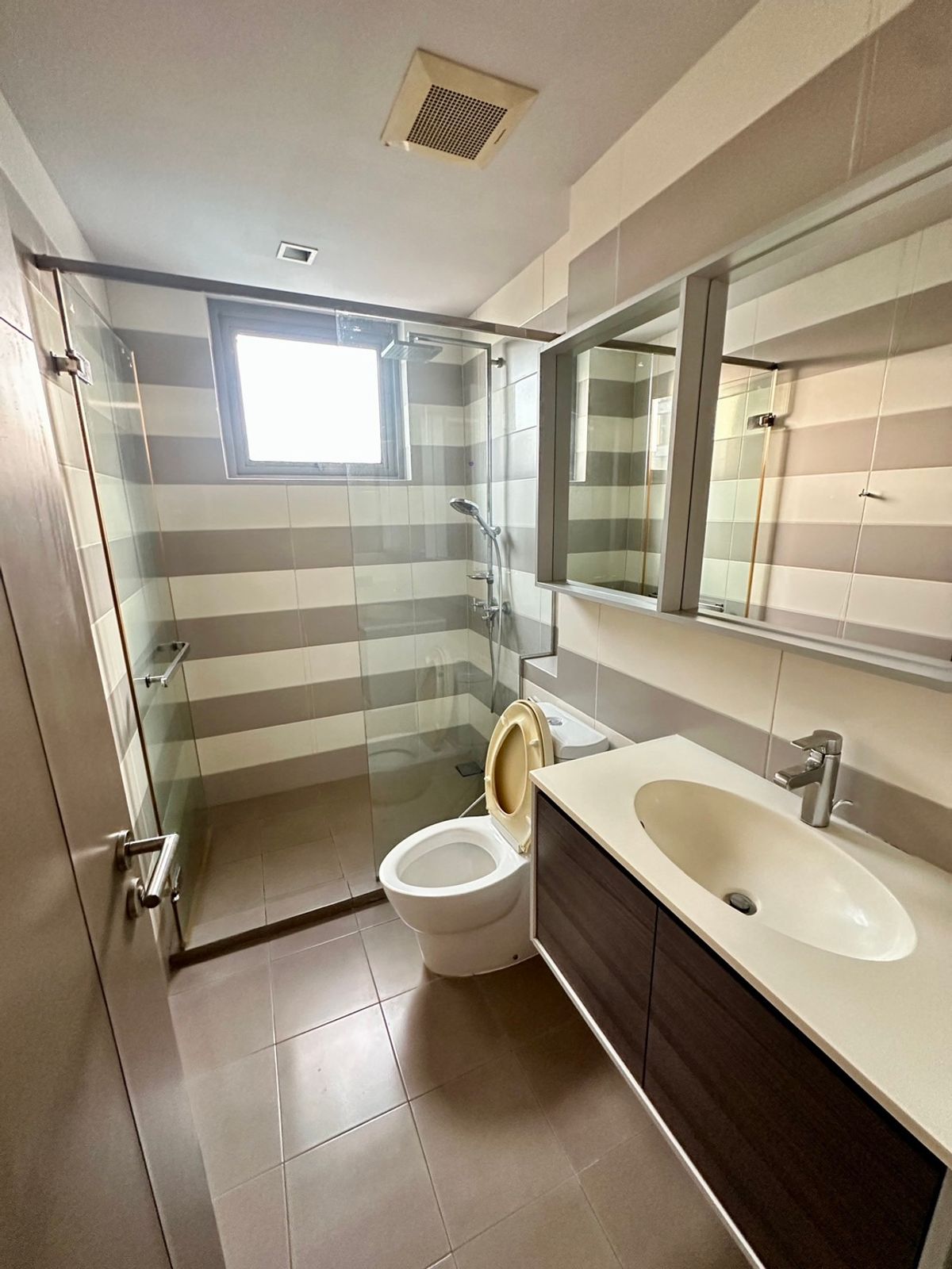 For RentCondoSukhumvit, Asoke, Thonglor : CEIL BY SANSIRI Condo is convenient to travel near the BTS Skytrain. There is a beautiful room shuttle, complete furniture !!