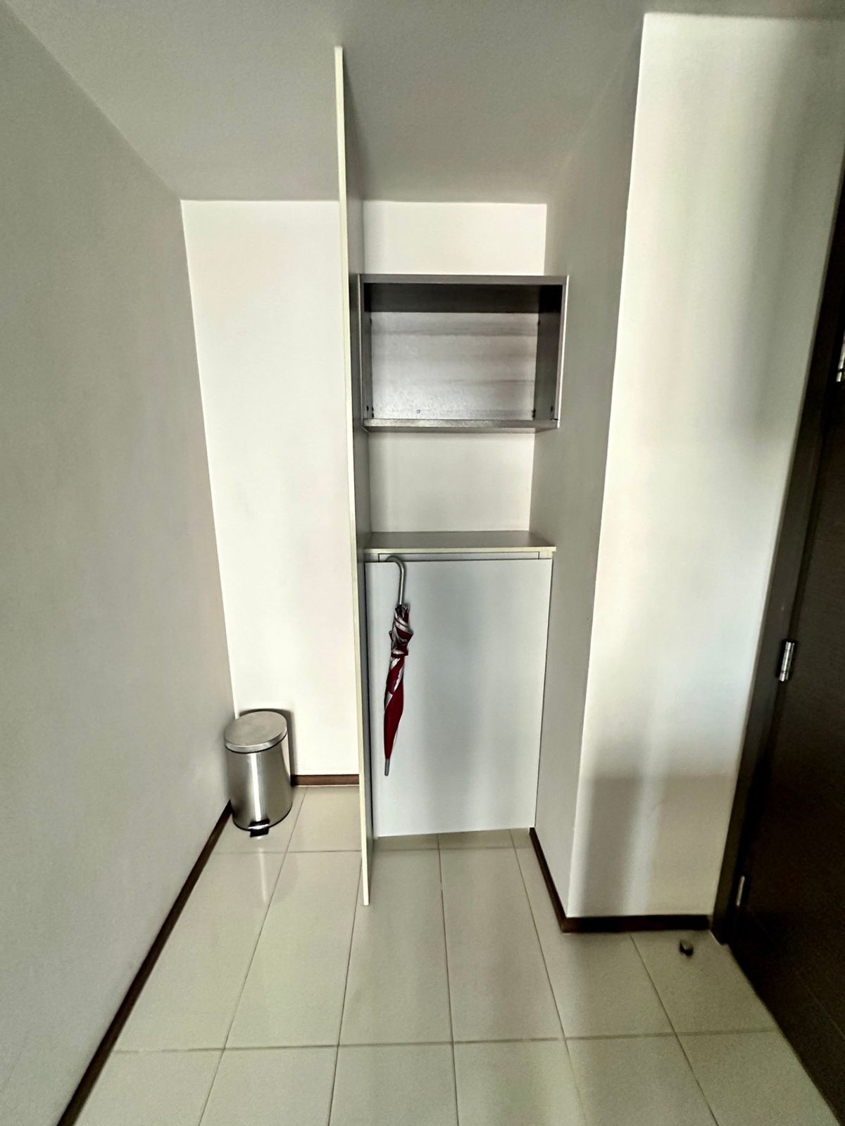 For RentCondoSukhumvit, Asoke, Thonglor : CEIL BY SANSIRI Condo is convenient to travel near the BTS Skytrain. There is a beautiful room shuttle, complete furniture !!