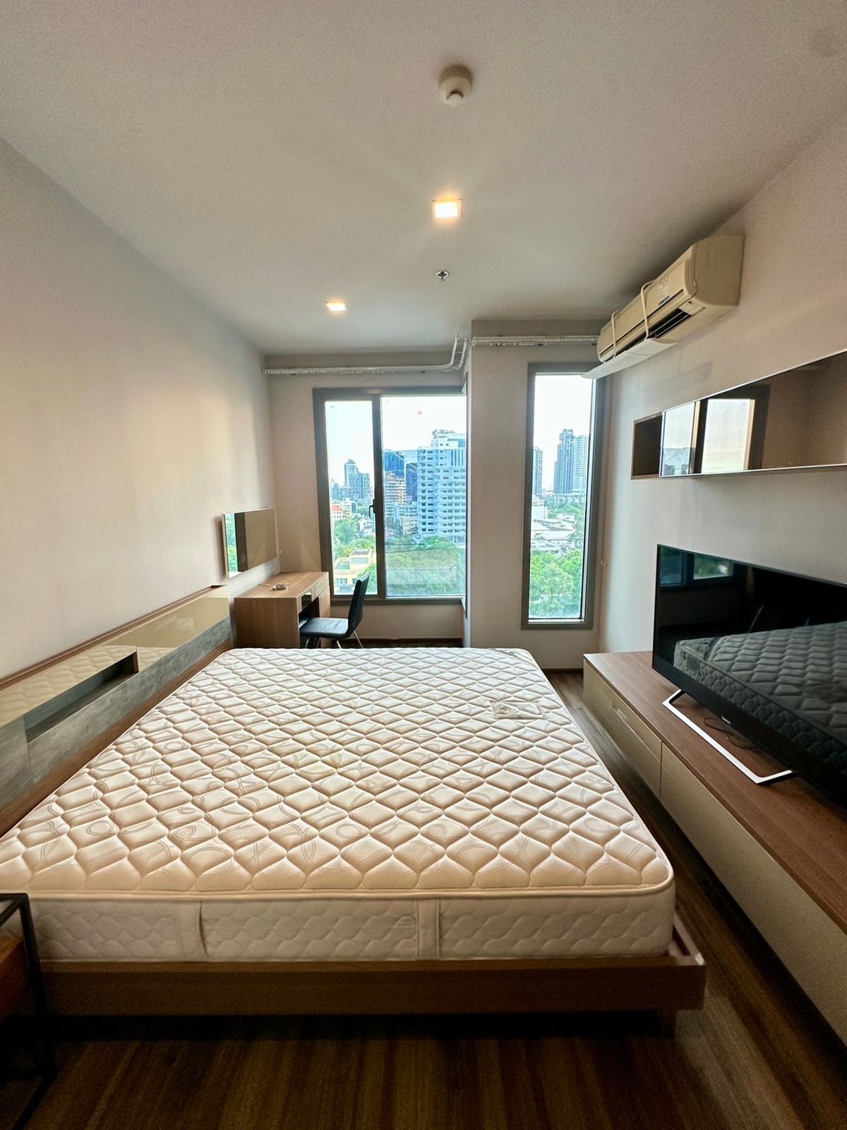 For RentCondoSukhumvit, Asoke, Thonglor : CEIL BY SANSIRI Condo is convenient to travel near the BTS Skytrain. There is a beautiful room shuttle, complete furniture !!