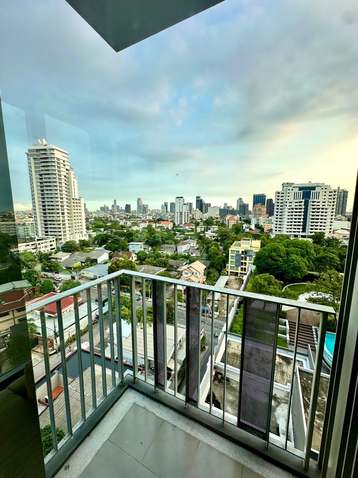 For RentCondoSukhumvit, Asoke, Thonglor : CEIL BY SANSIRI Condo is convenient to travel near the BTS Skytrain. There is a beautiful room shuttle, complete furniture !!