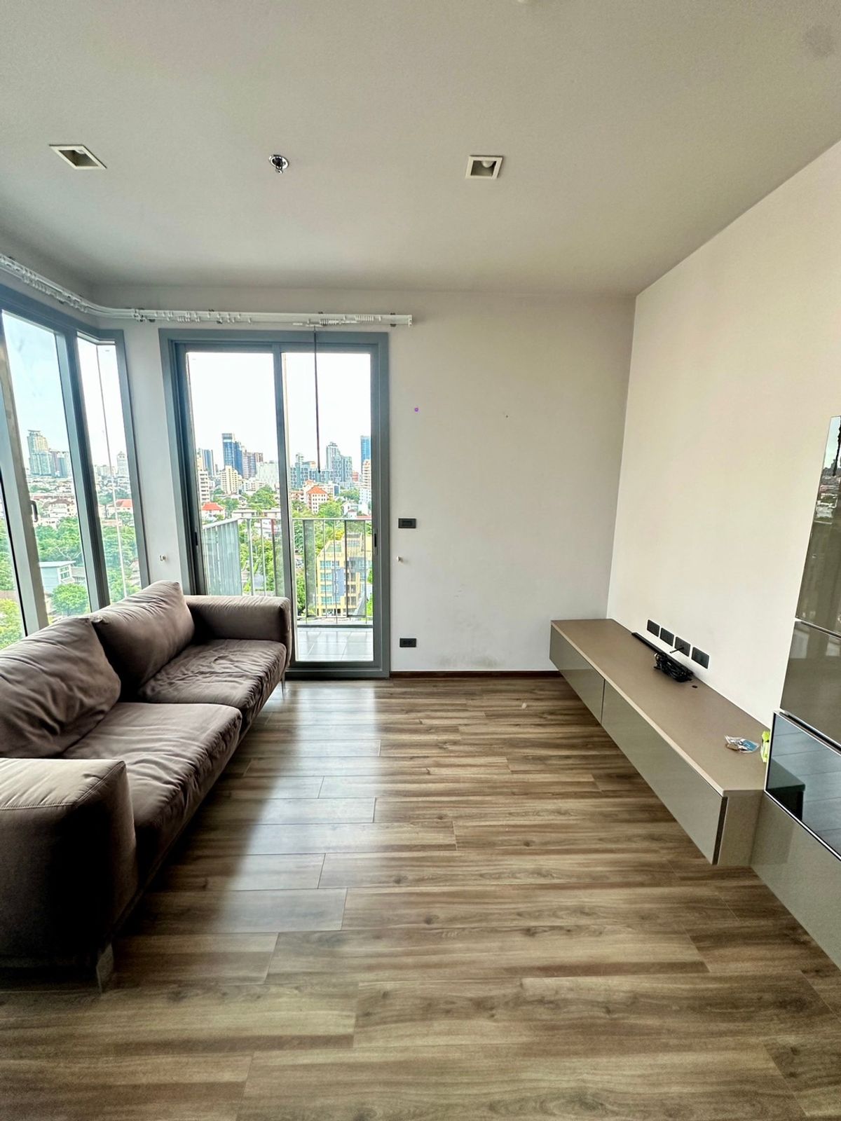 For RentCondoSukhumvit, Asoke, Thonglor : CEIL BY SANSIRI Condo is convenient to travel near the BTS Skytrain. There is a beautiful room shuttle, complete furniture !!