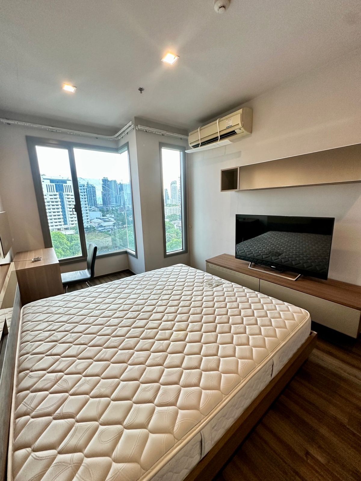 For RentCondoSukhumvit, Asoke, Thonglor : CEIL BY SANSIRI Condo is convenient to travel near the BTS Skytrain. There is a beautiful room shuttle, complete furniture !!