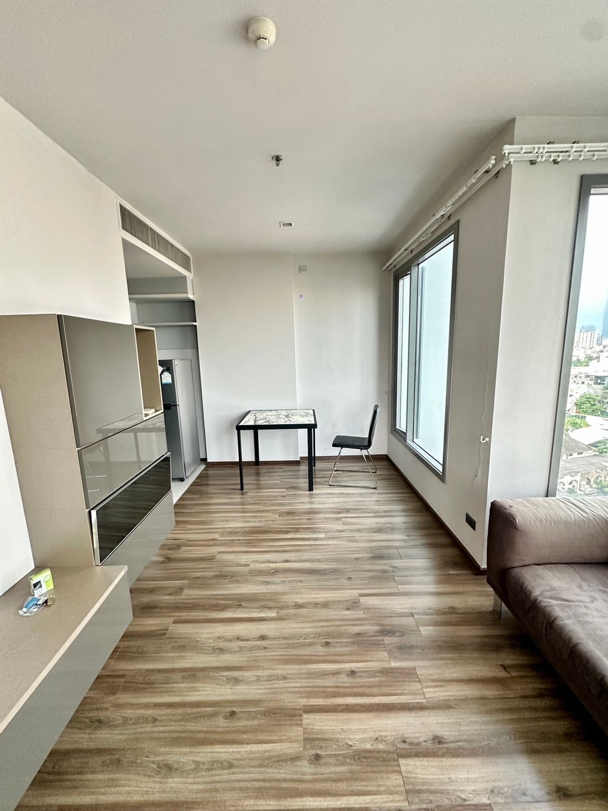 For RentCondoSukhumvit, Asoke, Thonglor : CEIL BY SANSIRI Condo is convenient to travel near the BTS Skytrain. There is a beautiful room shuttle, complete furniture !!
