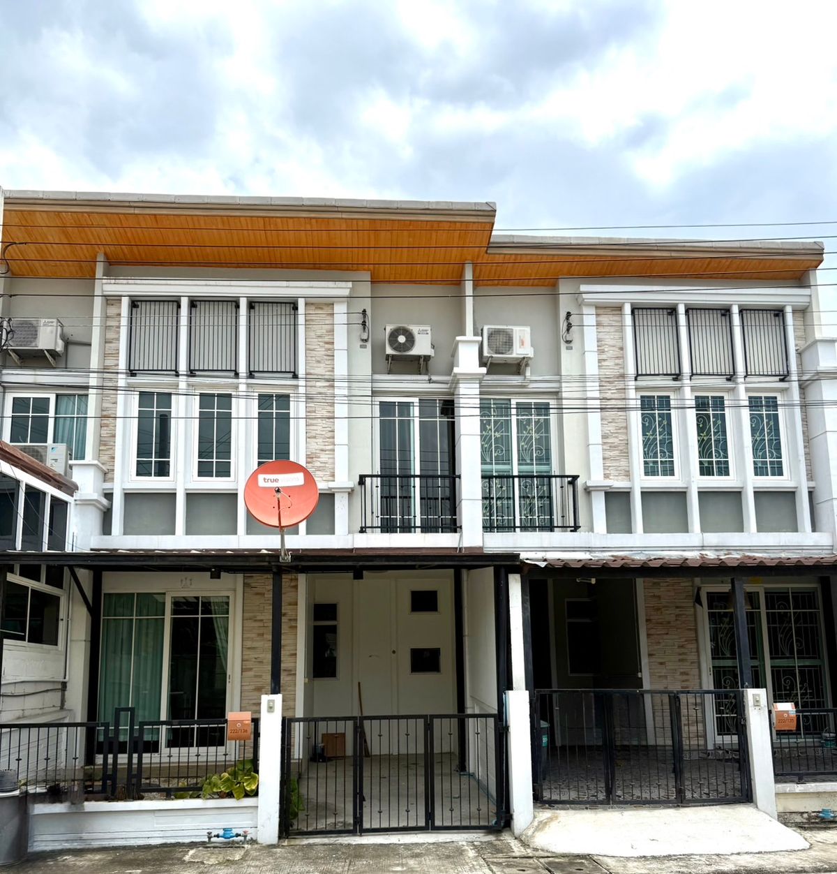 ให้เช่าทาวน์โฮมลาดกระบัง สุวรรณภูมิ : ทาวน์โฮม2ชั้นให้เช่า 4 ห้องนอน  1 จอดรถ เงียบสงบ ตรงข้ามบ้านไม่ติดใคร 