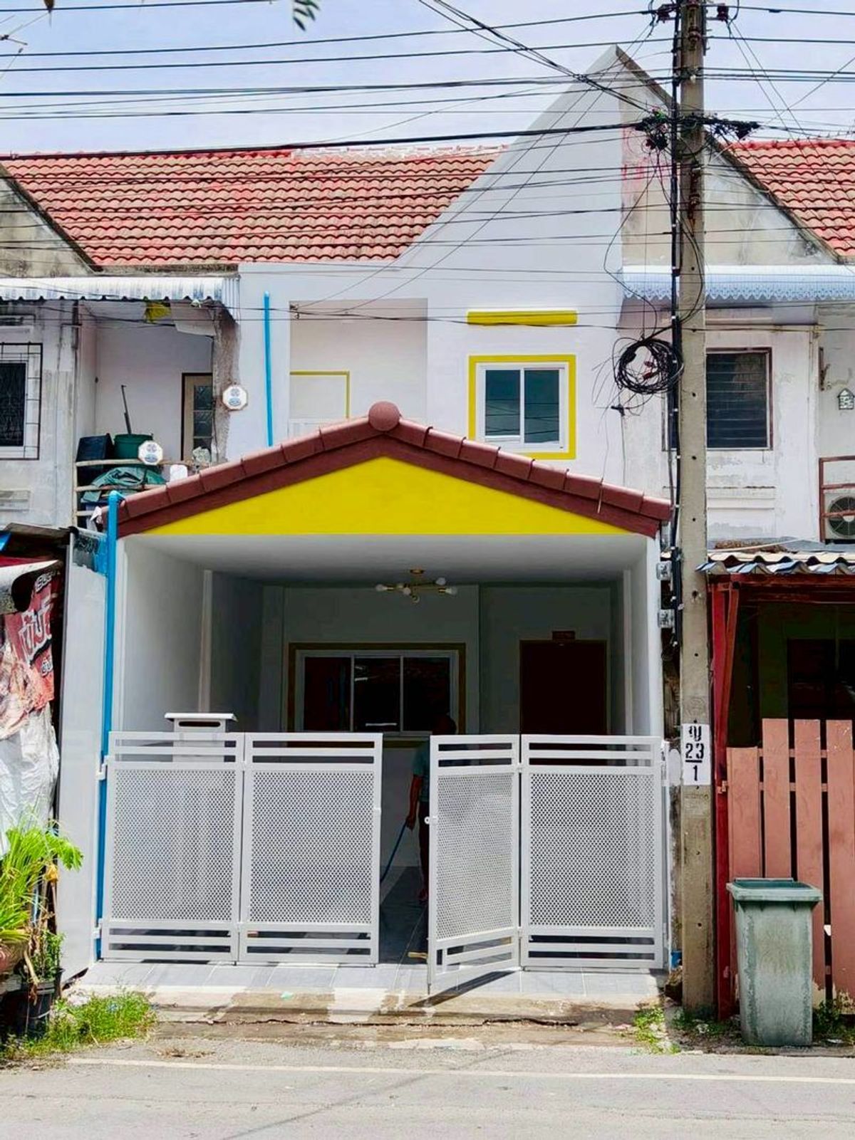 ขายทาวน์โฮมนนทบุรี บางใหญ่ บางบัวทอง : ทาวน์เฮ้าส์ 2 ชั้นตกแต่งใหม่ หมู่บ้านรัตนาวดี ซอยจันทร์ทองเอี่ยม บางใหญ่ นนทบุรี ปรับปรุงตกแต่ง ใกล้ห้างเซ็นทรัลเวสเกต  17 ตารางวา  2 ห้องนอน  2 ห้องน้ำ  1750000 บาท