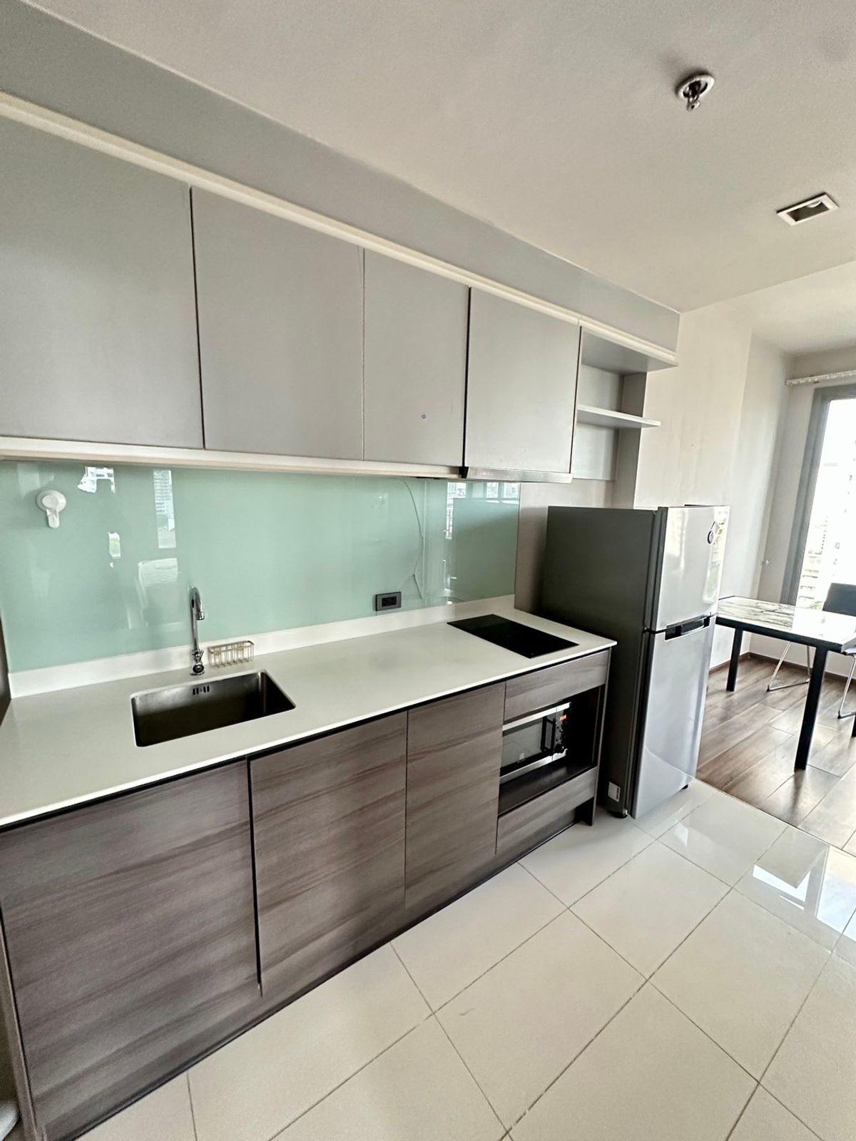 For RentCondoSukhumvit, Asoke, Thonglor : CEIL BY SANSIRI Condo is convenient to travel near the BTS Skytrain. There is a beautiful room shuttle, complete furniture !!