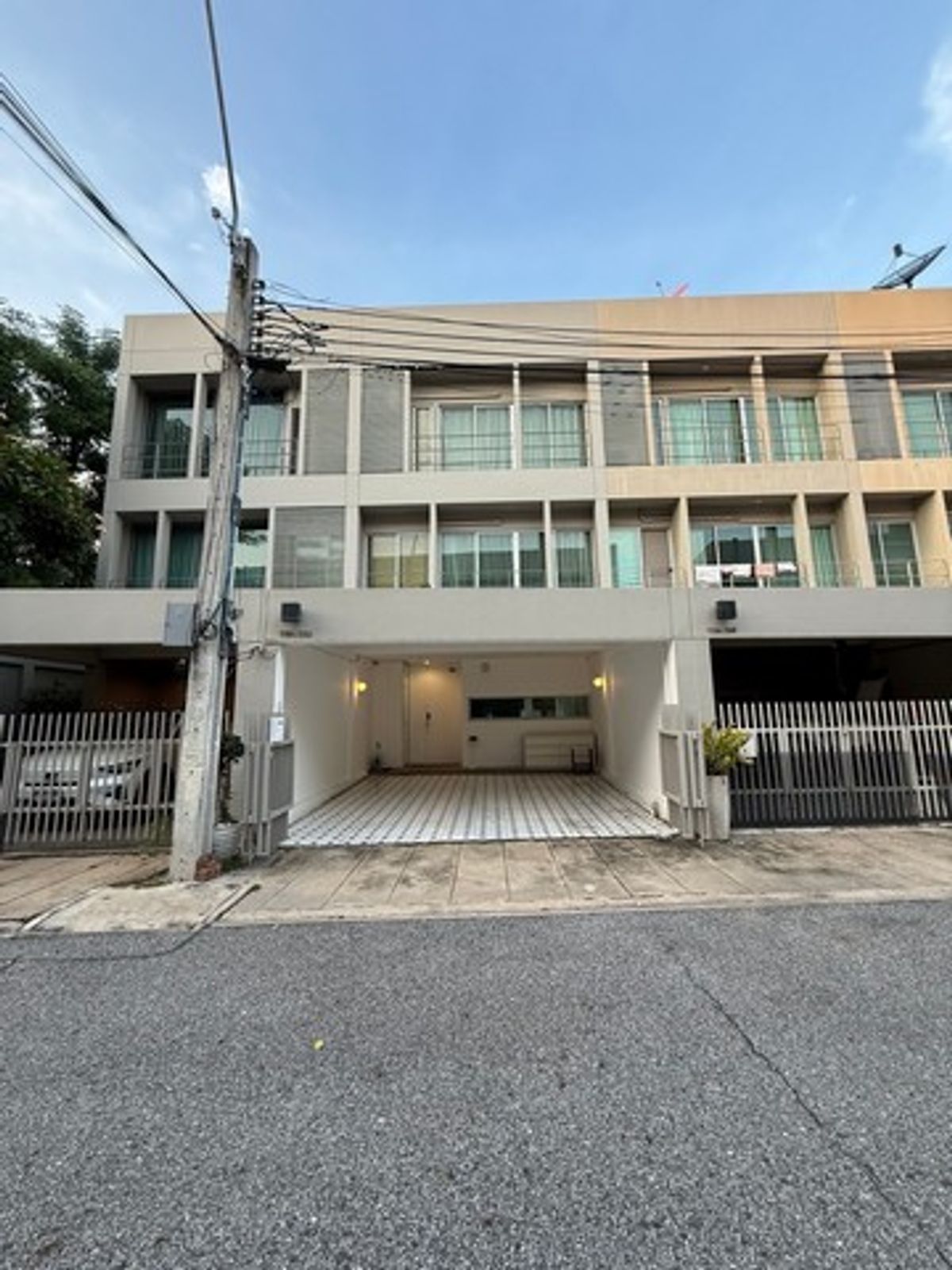 For RentTownhomePattanakan, Srinakarin : HR2850 3 -storey townhome for rent. NOBLE Cube Village Development Development of furniture is convenient to travel.