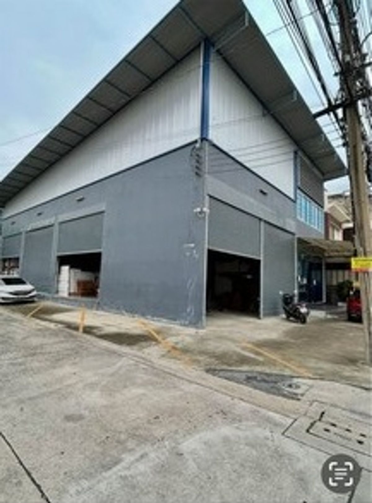For RentWarehousePattanakan, Srinakarin : HR2853 Warehouse for rent With a total of 420 sqm. Soi Phatthanakan 38 is suitable for warehouse.