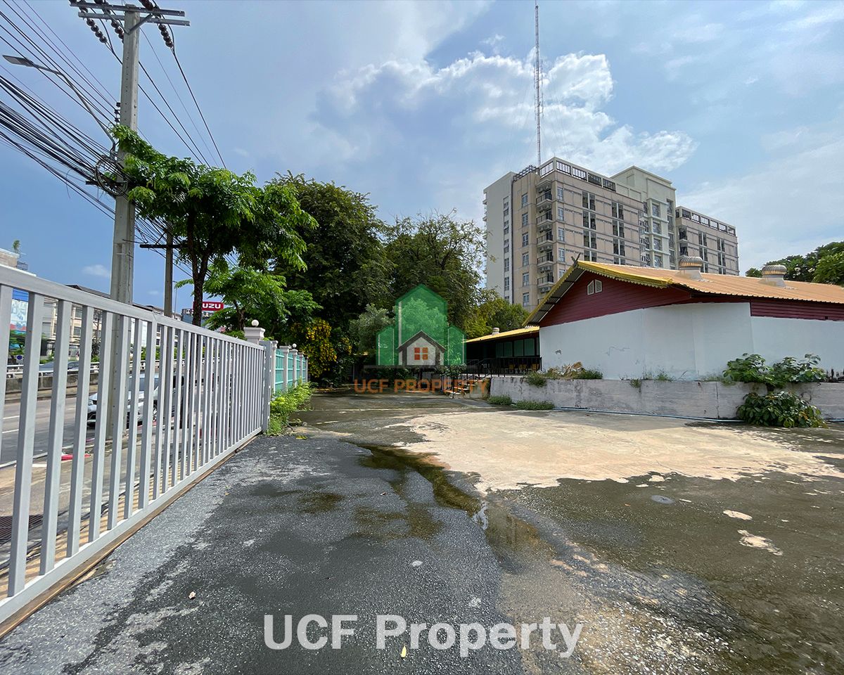For SaleLandPinklao, Charansanitwong : Quick sale of land on Arun Amarin Road, 90 meters near Siriraj Hospital Suitable for a large restaurant, good location, potential location