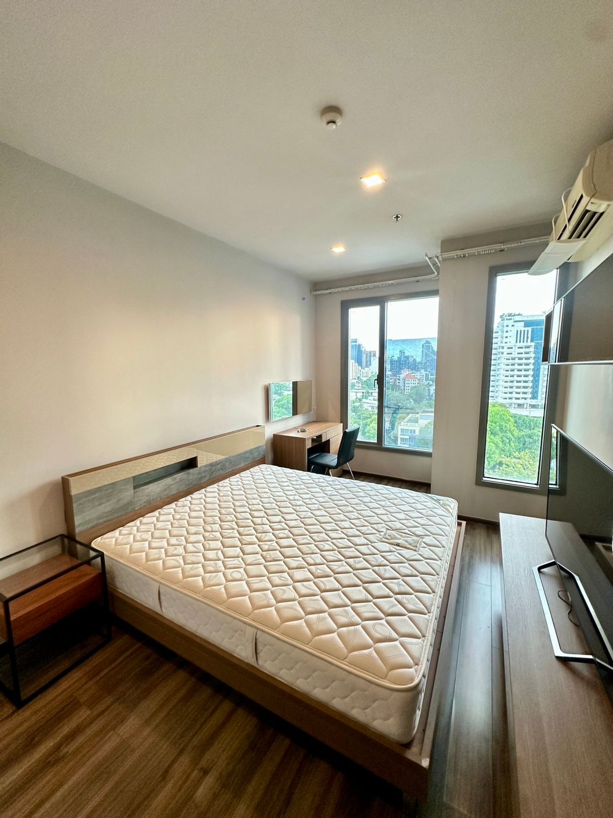 For RentCondoSukhumvit, Asoke, Thonglor : CEIL BY SANSIRI Condo is convenient to travel near the BTS Skytrain. There is a beautiful room shuttle, complete furniture !!