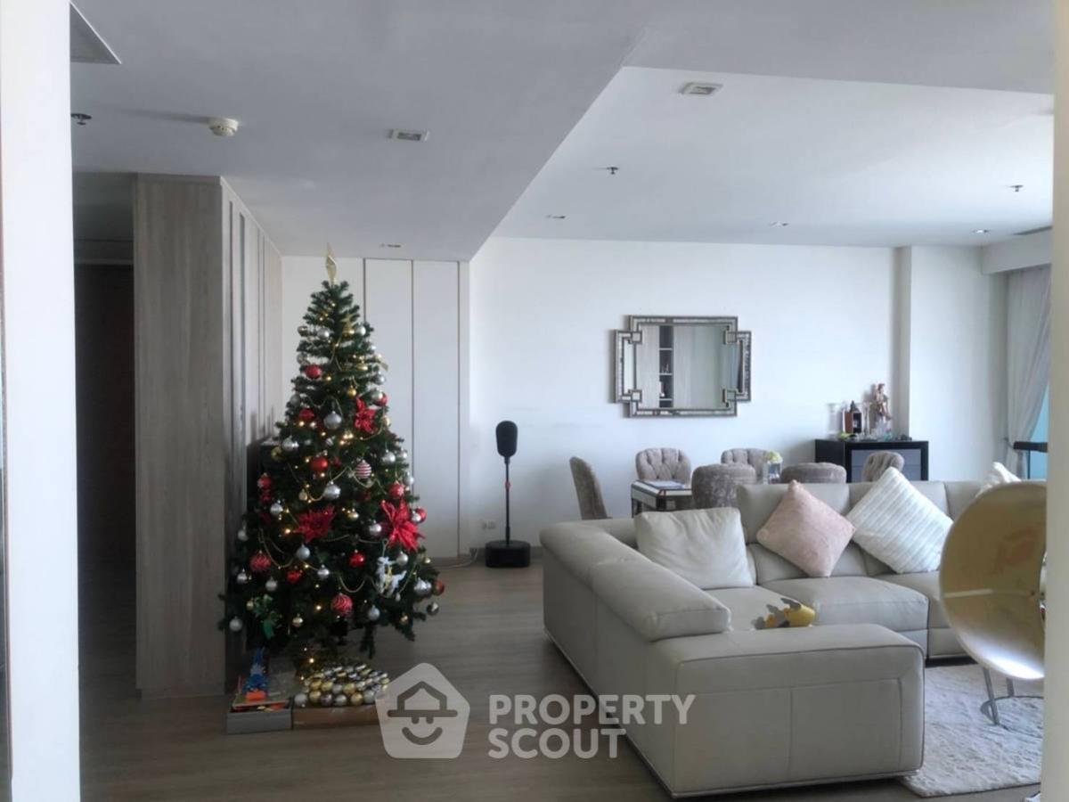 For SaleCondoWongwianyai, Charoennakor : 3-BR Condo at The River Condominium near BTS Saphan Taksin