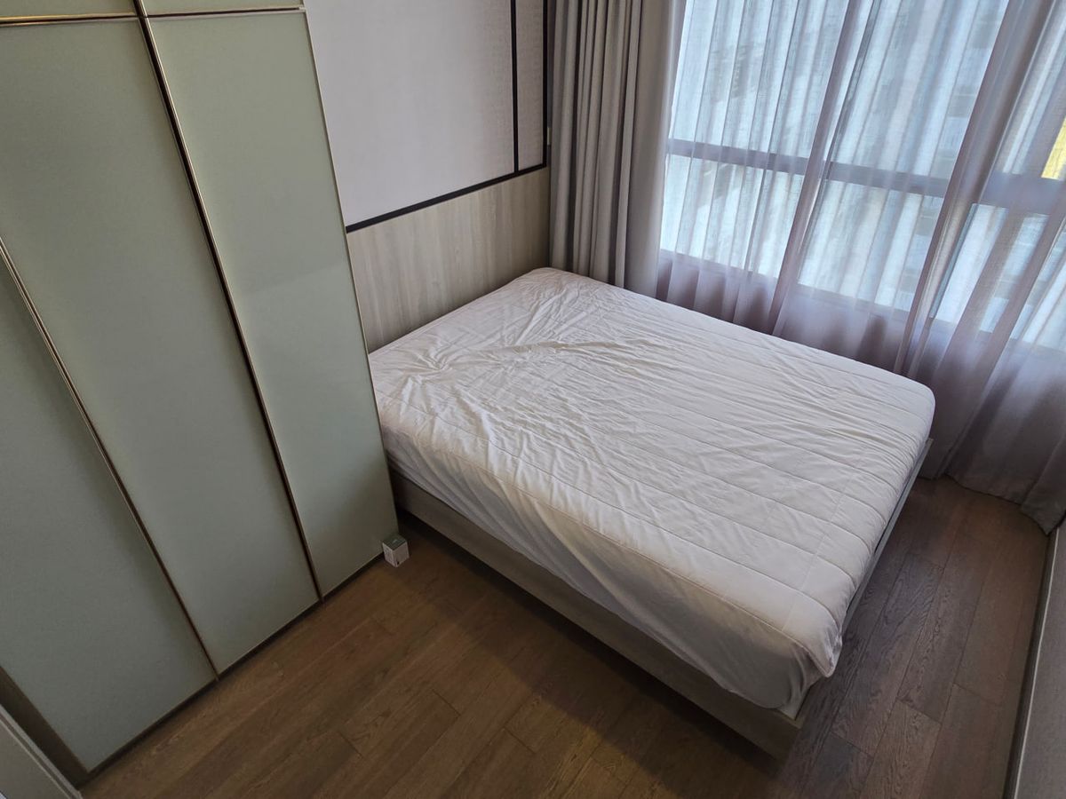 For RentCondoRatchathewi,Phayathai : Park Origin Phayathai【𝐑𝐄𝐍𝐓】🔥Warm, minimalist tones, built-in cabinets throughout the walls, neat storage, and an airy, comfortable room.🔥  Contact Line ID: @hacondo