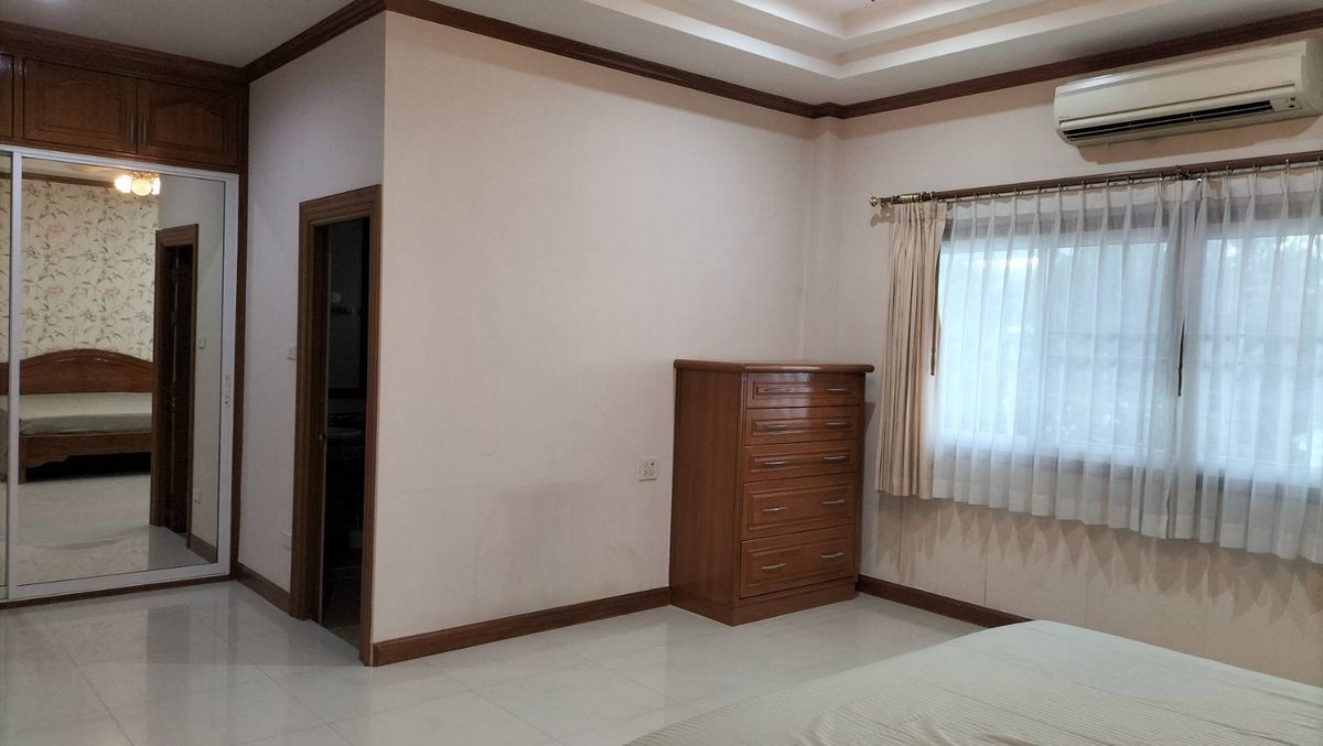 For RentHousePattaya, Bangsaen, Chonburi : House for rent, 5 bedrooms, 7 bathrooms, with pool, in Chalita Village 1, ready to move in (S03-2112)