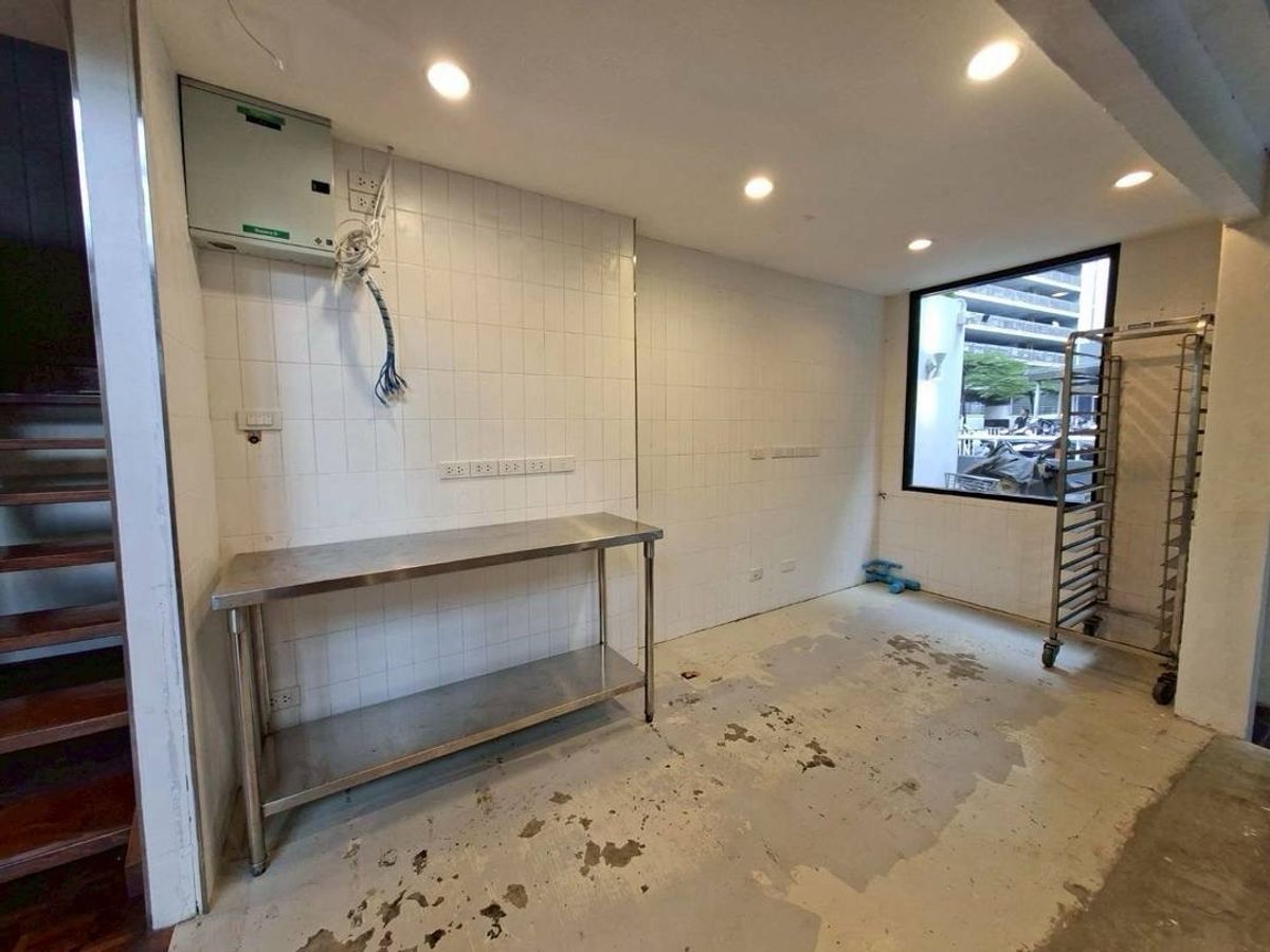 ให้เช่าร้านค้า/ตลาดนัดสาทร นราธิวาส : BTS ช่องนนทรี พื้นที่เช่า 2 ชั้น 170 ตร.ม. สาทร - สีลม - ช่องนนทรี มีที่จอดรถใกล้เคียง | BTS Chong Nonsi with Commercial Space 2-Storeys is sizing 170 sq.m., for Businesses at Sathorn - Silom - Chong Nonsi with Parking Services Around Area