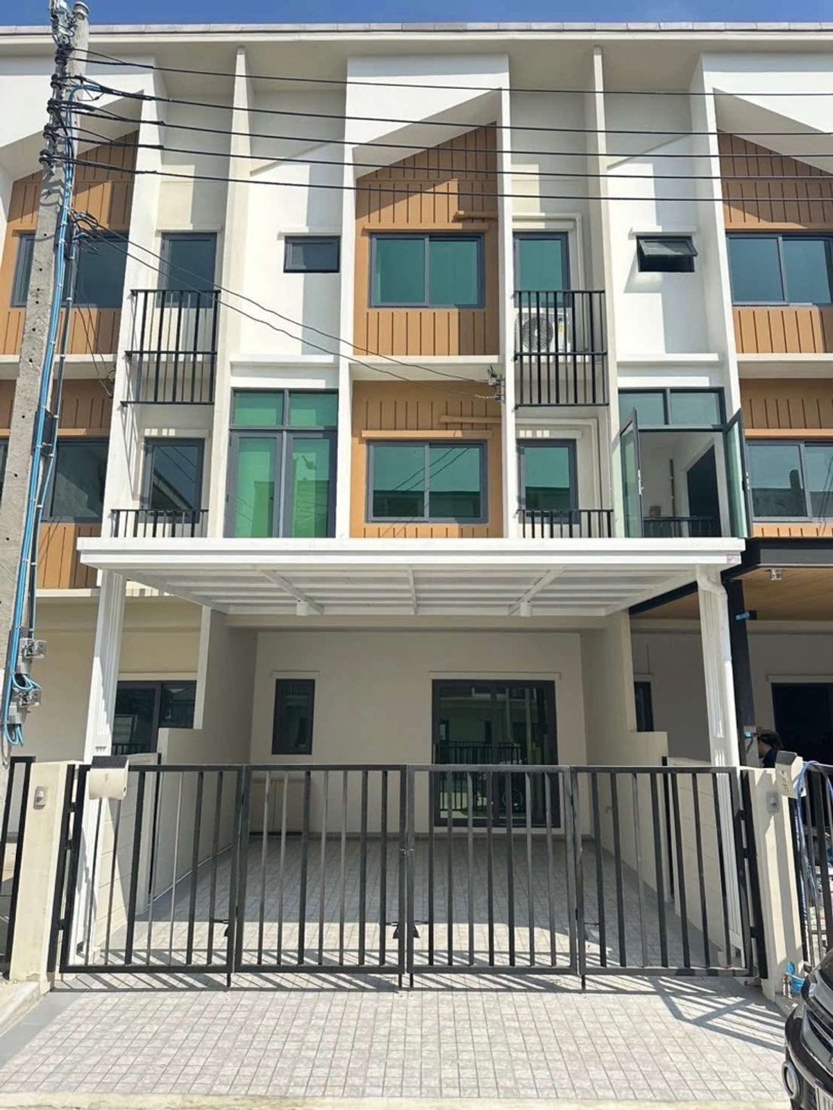 For RentHome OfficeLadkrabang, Suwannaphum Airport : 出租| For rent | ให้เช่า Homeoffice 3 ชั้น บิ้วอินตกแต่งสวย ราคาดีมาก หน้าหมู่บ้านมีห้างJas Green village หาของกินง่าย สามารถเดินออกไปได้ ทำเลดี รถไม่ติด ย่านสุขาภิบาล 2 ใกล้ Mega Bangna และ Gemopolis 
📍 โครงการ PLEX Onnut - Wongwaen 
