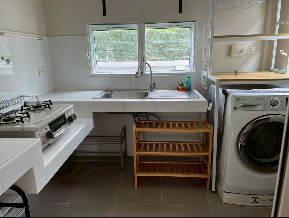 ให้เช่าบ้านลาดกระบัง สุวรรณภูมิ : ปล่อยเช่า บ้านใหม่ เฟอร์ครบ หิ้วกระเป๋าเข้าอยู่ได้ทันที  🌳🐕🐹 เลี้ยงสุนัข–แมวได้  มัณฑนา อ่อนนุช-วงแหวน 3