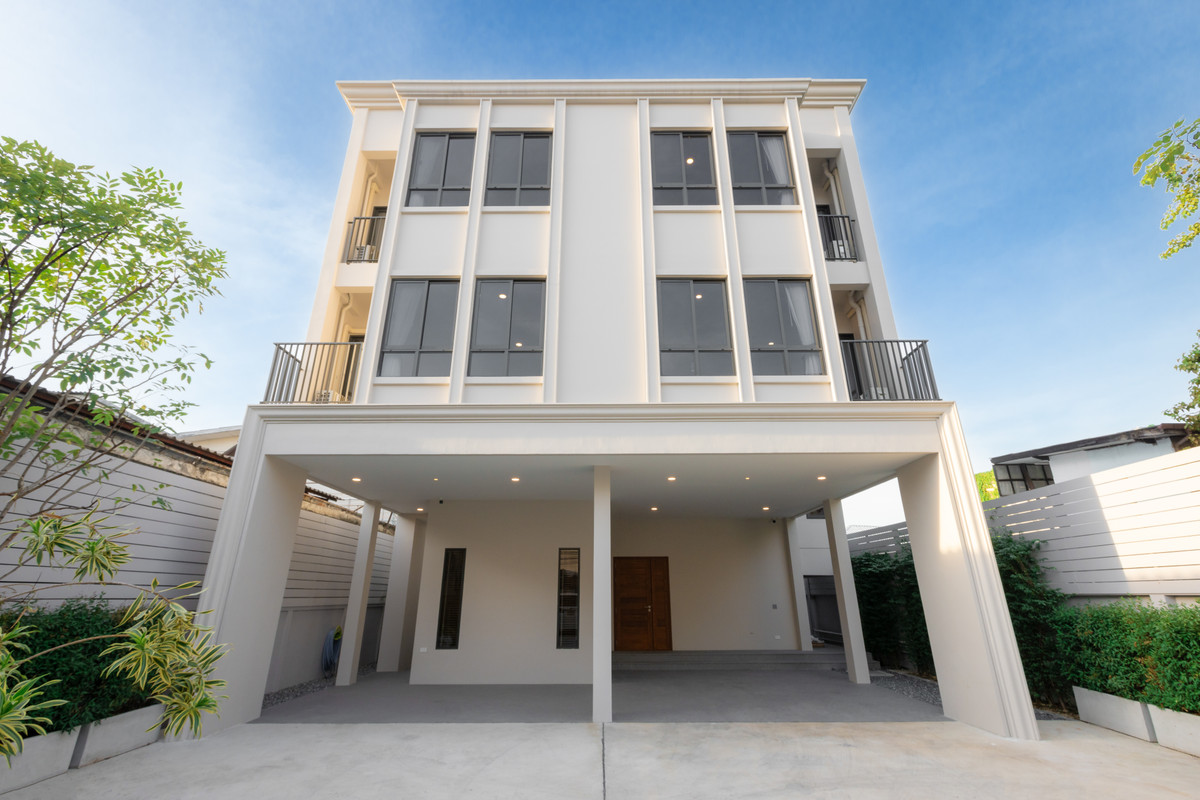 For RentHouseYaowarat, Banglamphu : 📢👇A rare to find! Brand-new 3-storey house in the historic Ratchadamnoen area! Surrounded by government offices, cultural landmarks, and popular attractions. 