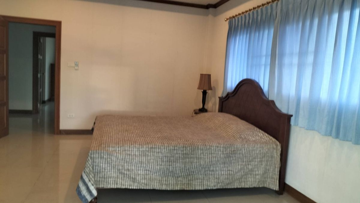 For RentHousePattaya, Bangsaen, Chonburi : House for rent, 5 bedrooms, 7 bathrooms, with pool, in Chalita Village 1, ready to move in (S03-2112)