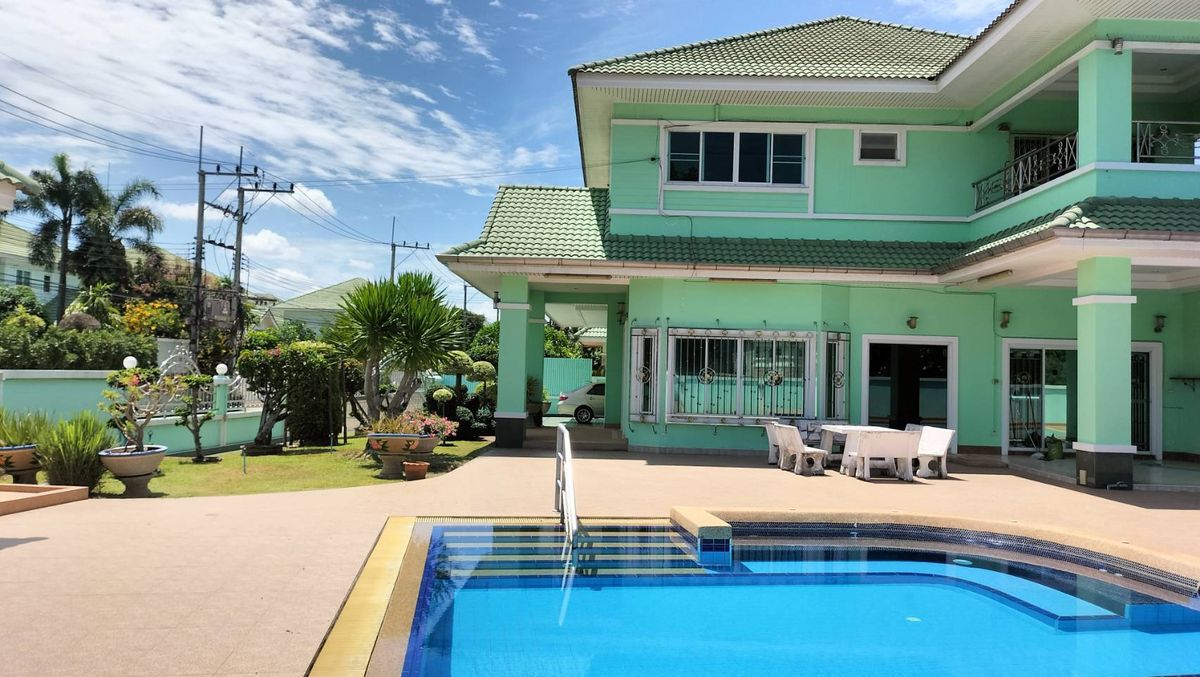 For RentHousePattaya, Bangsaen, Chonburi : House for rent, 5 bedrooms, 7 bathrooms, with pool, in Chalita Village 1, ready to move in (S03-2112)