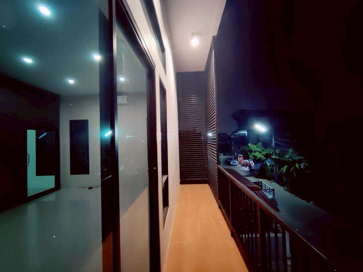 For RentWarehousePathum Thani,Rangsit, Thammasat : Warehouse for rent, Lam Luk Ka, Khlong 4, total usable area 400 sq m., has a 2-story office, size 175 sq m., usable area in the warehouse 220 sq m., fenced around the edge. You can do a factory in the purple area.