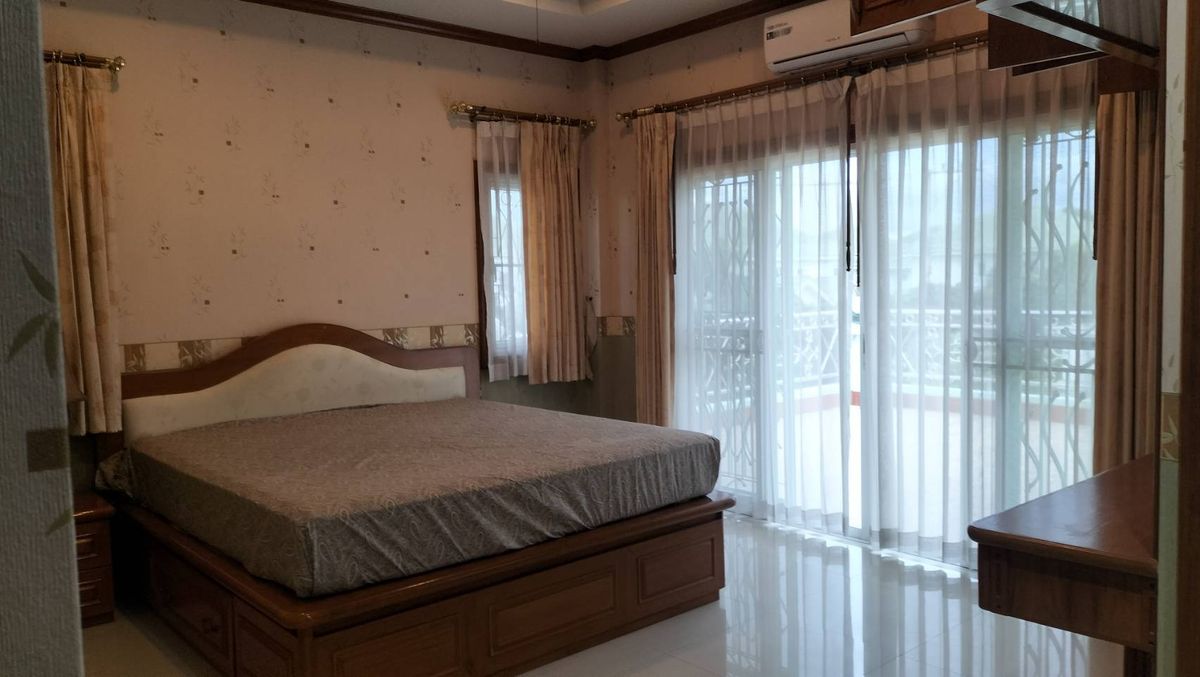 For RentHousePattaya, Bangsaen, Chonburi : House for rent, 5 bedrooms, 7 bathrooms, with pool, in Chalita Village 1, ready to move in (S03-2112)