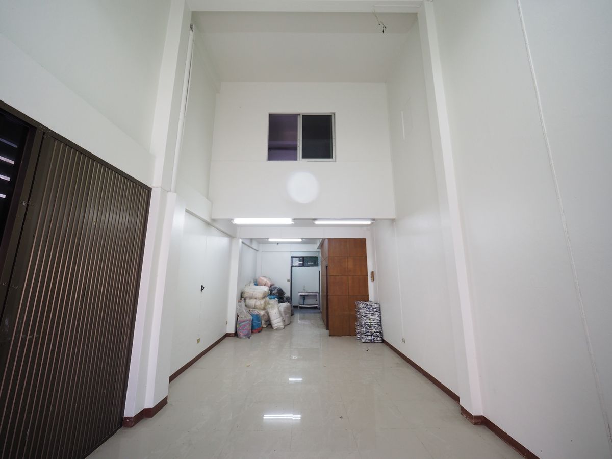 For RentShop HouseRama3 (Riverside),Satupadit : 4-Storey Commercial Townhouse with Rooftop-Price below Market Rate