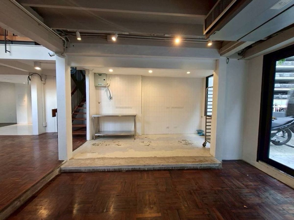 ให้เช่าร้านค้า/ตลาดนัดสาทร นราธิวาส : BTS ช่องนนทรี พื้นที่เช่า 2 ชั้น 170 ตร.ม. สาทร - สีลม - ช่องนนทรี มีที่จอดรถใกล้เคียง | BTS Chong Nonsi with Commercial Space 2-Storeys is sizing 170 sq.m., for Businesses at Sathorn - Silom - Chong Nonsi with Parking Services Around Area