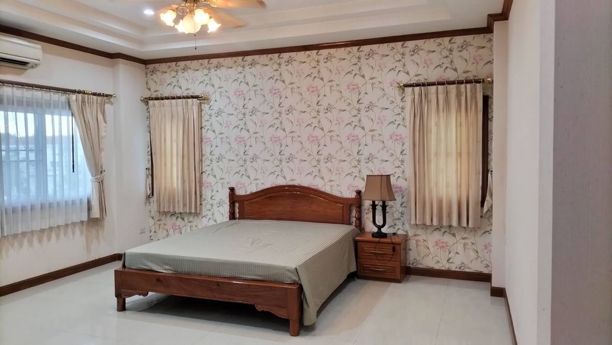 For RentHousePattaya, Bangsaen, Chonburi : House for rent, 5 bedrooms, 7 bathrooms, with pool, in Chalita Village 1, ready to move in (S03-2112)