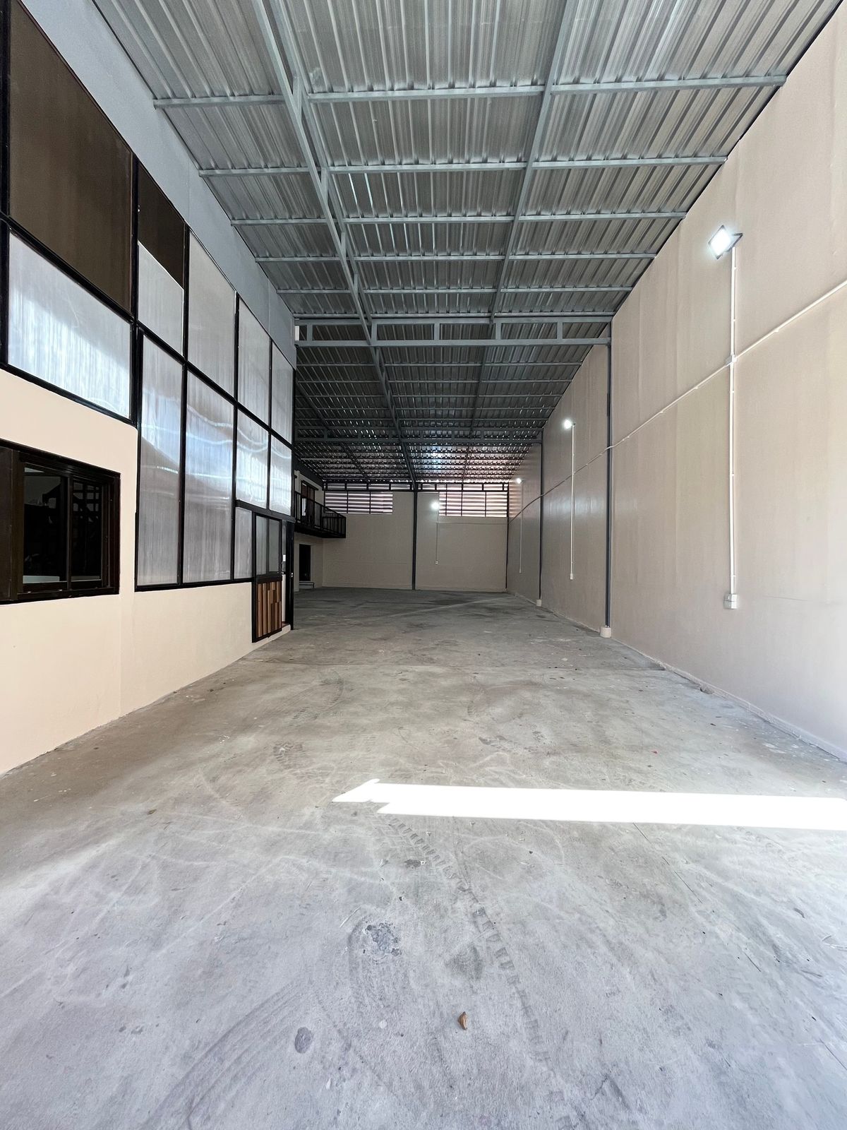 ให้เช่าโกดังรัชดา ห้วยขวาง : ให้เช่าโกดัง โซนรัชดาภิเษก ใกล้เซ็นทรัล พระราม 9 เพียง 4 นาที