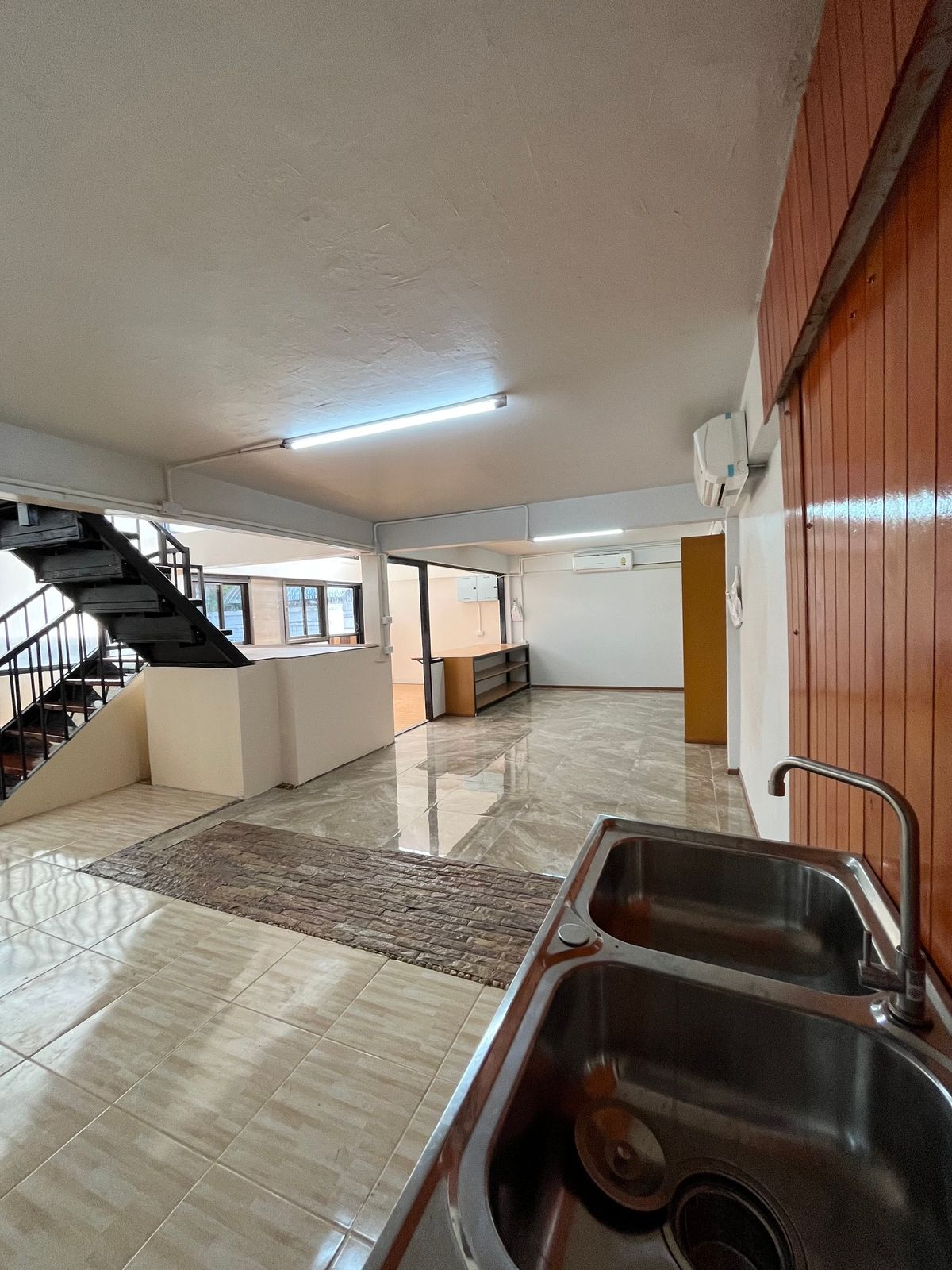 ให้เช่าโกดังรัชดา ห้วยขวาง : ให้เช่าโกดัง โซนรัชดาภิเษก ใกล้เซ็นทรัล พระราม 9 เพียง 4 นาที