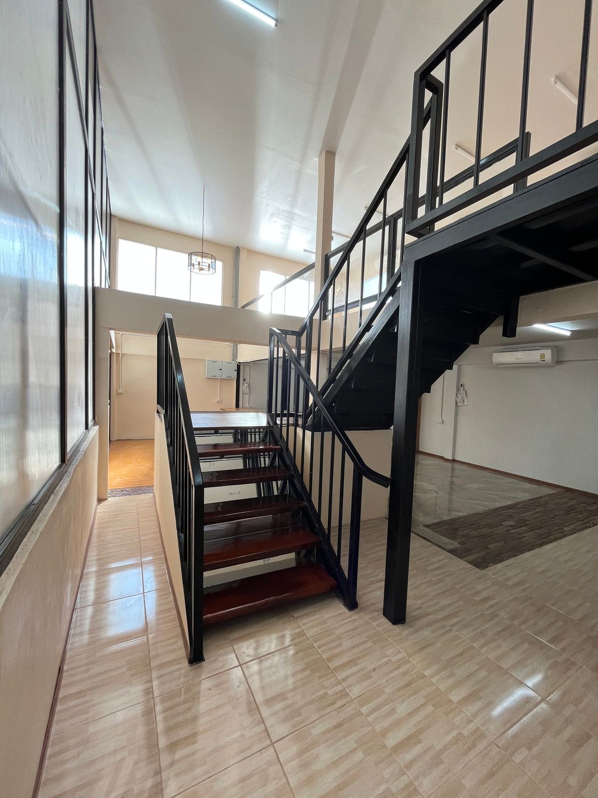 ให้เช่าโกดังรัชดา ห้วยขวาง : ให้เช่าโกดัง โซนรัชดาภิเษก ใกล้เซ็นทรัล พระราม 9 เพียง 4 นาที