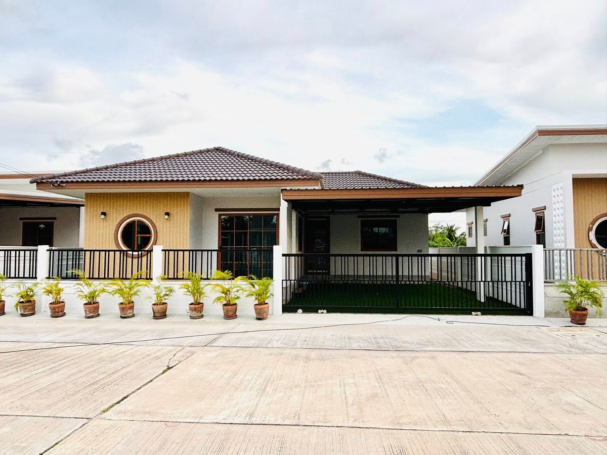 For SaleLandMahachai Samut Sakhon : Launching a new project, Pre-Sale The Smile, expensive, selling land and single-family house, 45.5 sq.w. and 105 sq.w.
