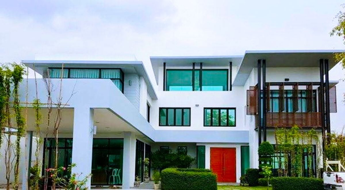 For RentHousePinklao, Charansanitwong : Southern Thai Association 1.0 km. MRT LakSong 4.5km. Beautiful Mansion 3-story detached house for re