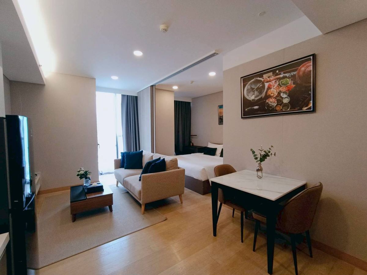 For SaleCondoKhlongtoei, Kluaynamthai : 🔥 Hot Deal! 1 BR Condo near MRT Queen Sirikit Center 50 m. High demand. Suitable for investment!