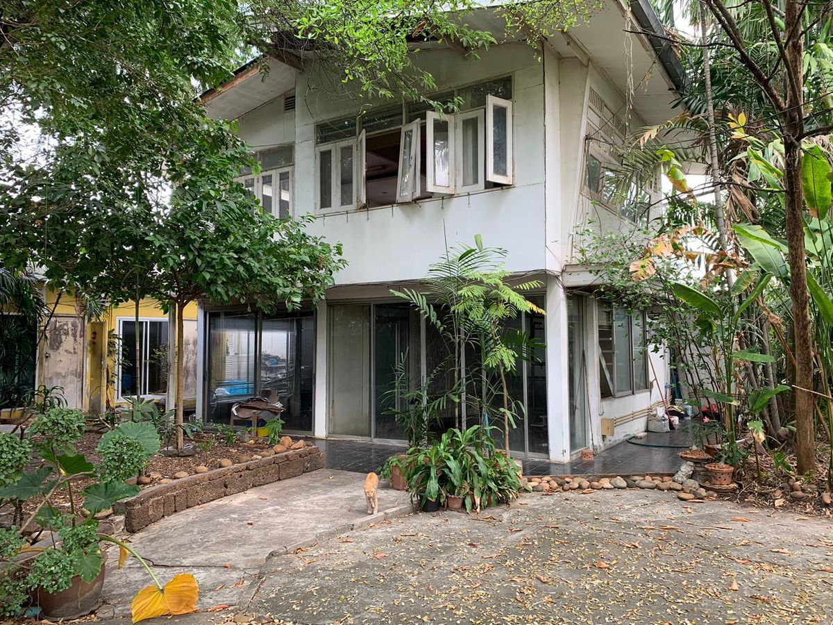 For RentHouseBangna, Bearing, Lasalle : 2-storey detached house, spacious area for rent in Sukhumvit-Samrong Close to Pyrial World Samrong, only 850 meters.