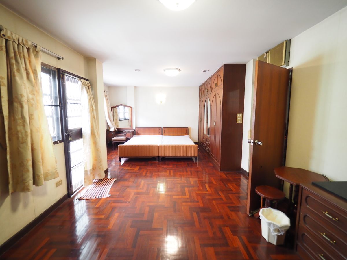 For RentTownhomeSathorn, Narathiwat : Rental Furnished Townhouse in Private Estate 5Beds 4Baths, near Lotus Rama 3