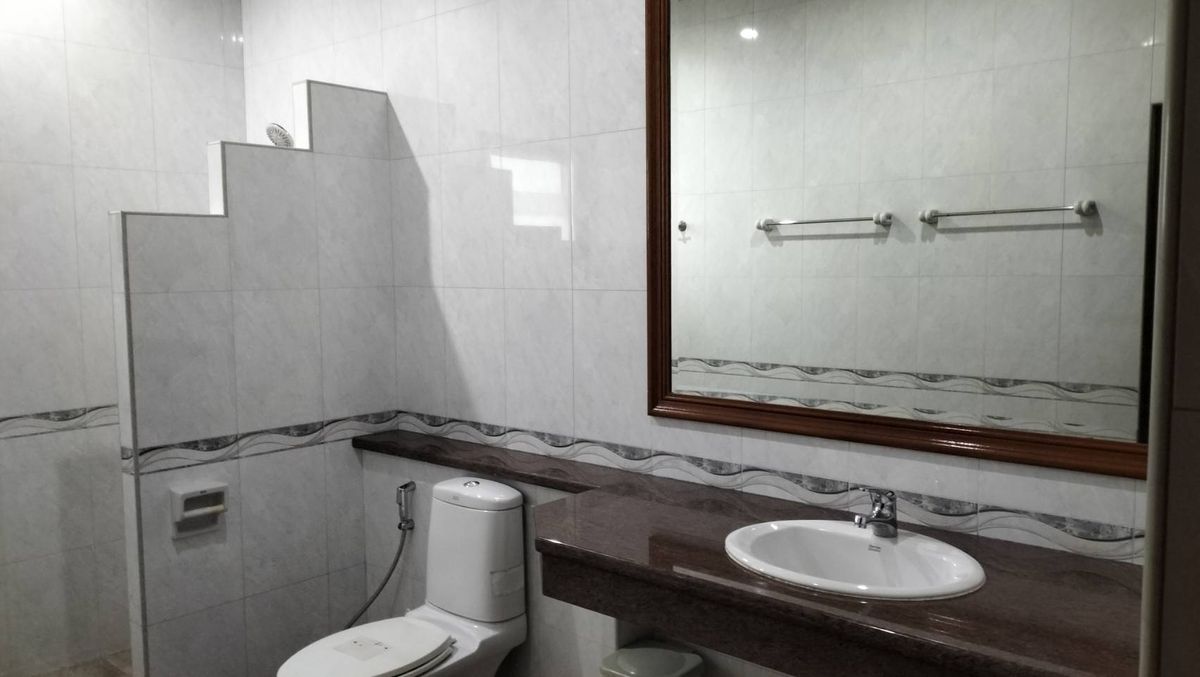 For RentHousePattaya, Bangsaen, Chonburi : House for rent, 5 bedrooms, 7 bathrooms, with pool, in Chalita Village 1, ready to move in (S03-2112)