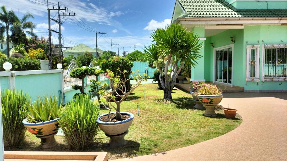 For RentHousePattaya, Bangsaen, Chonburi : House for rent, 5 bedrooms, 7 bathrooms, with pool, in Chalita Village 1, ready to move in (S03-2112)