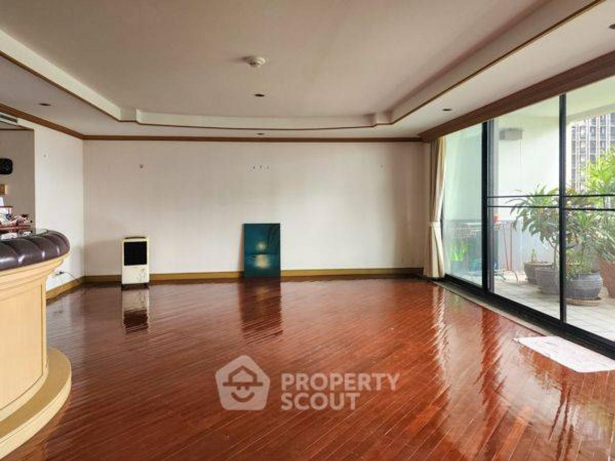 For SaleCondoWitthayu, Chidlom, Langsuan, Ploenchit : 3-BR Condo at Somkid Gardens Condominium near BTS Chit Lom
