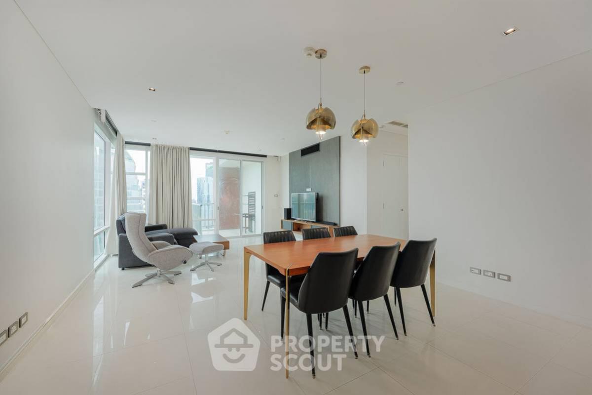 For SaleCondoSukhumvit, Asoke, Thonglor : 3-BR Condo at Fullerton Sukhumvit near BTS Ekkamai