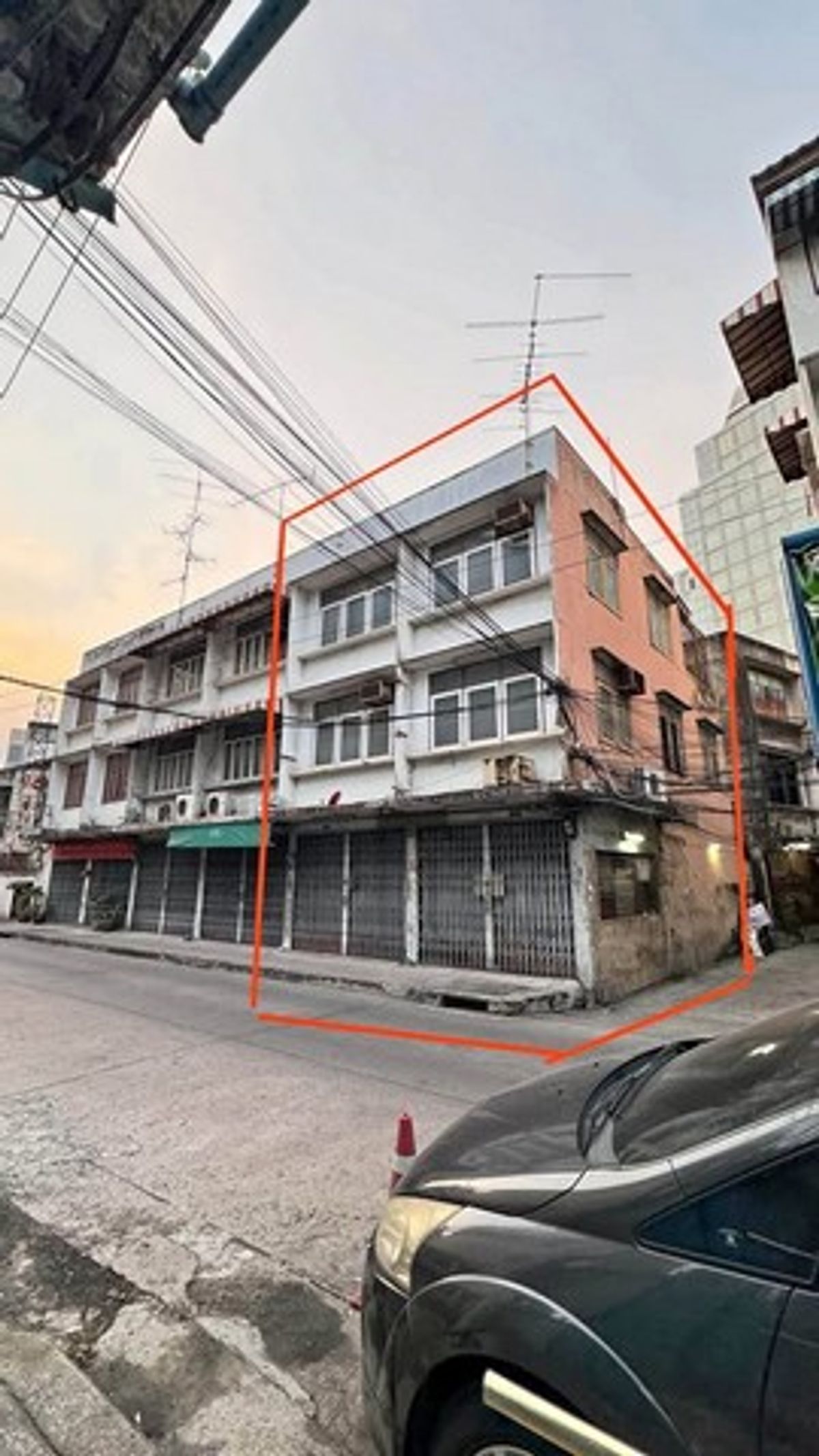 ให้เช่าอาคารพาณิชย์สยาม จุฬา สามย่าน : HR2857ให้เช่าอาคารสองคูหา 3 ชั้น หลังมุม ย่านพระราม 6 ใกล้โรงแรมทวินทาวเวอร์ เหมาะทำขนส่ง สำนักงาน โฮสเทล