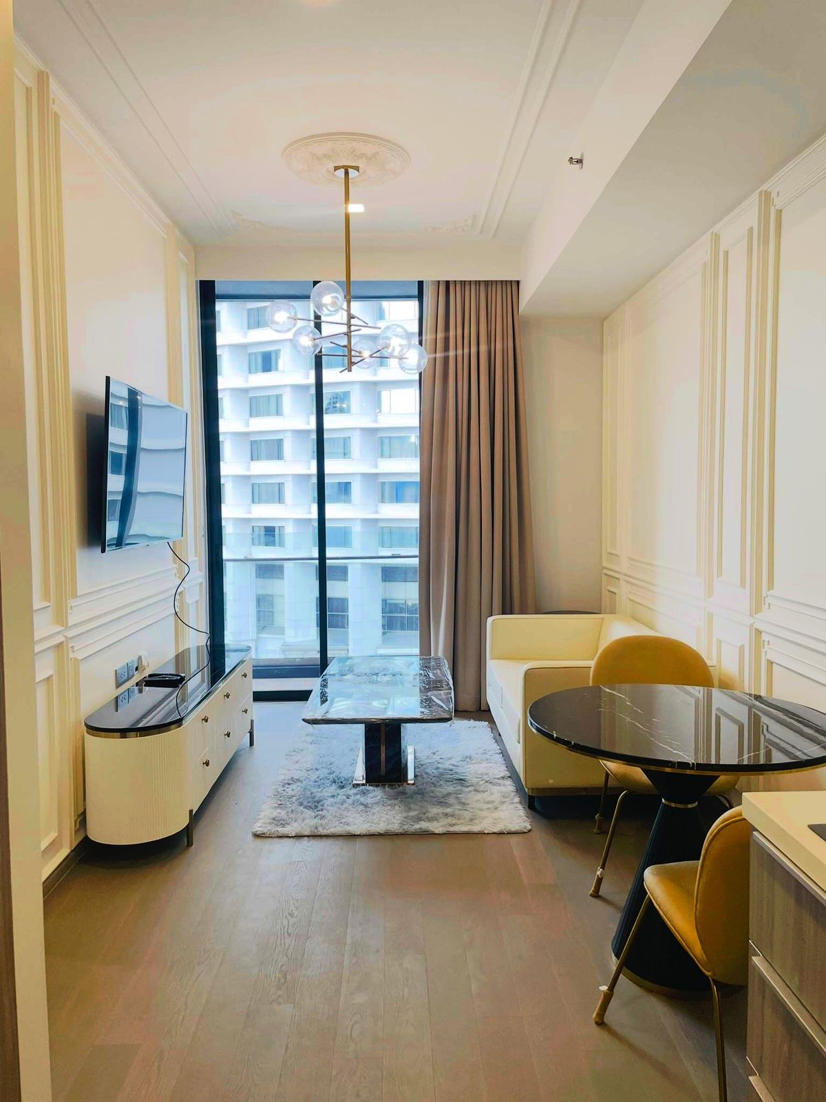 For RentCondoSukhumvit, Asoke, Thonglor : Luxury condo at Celes Asoke. Convenient to travel near the train. There is a car to send a beautiful decorative room, complete furniture !!