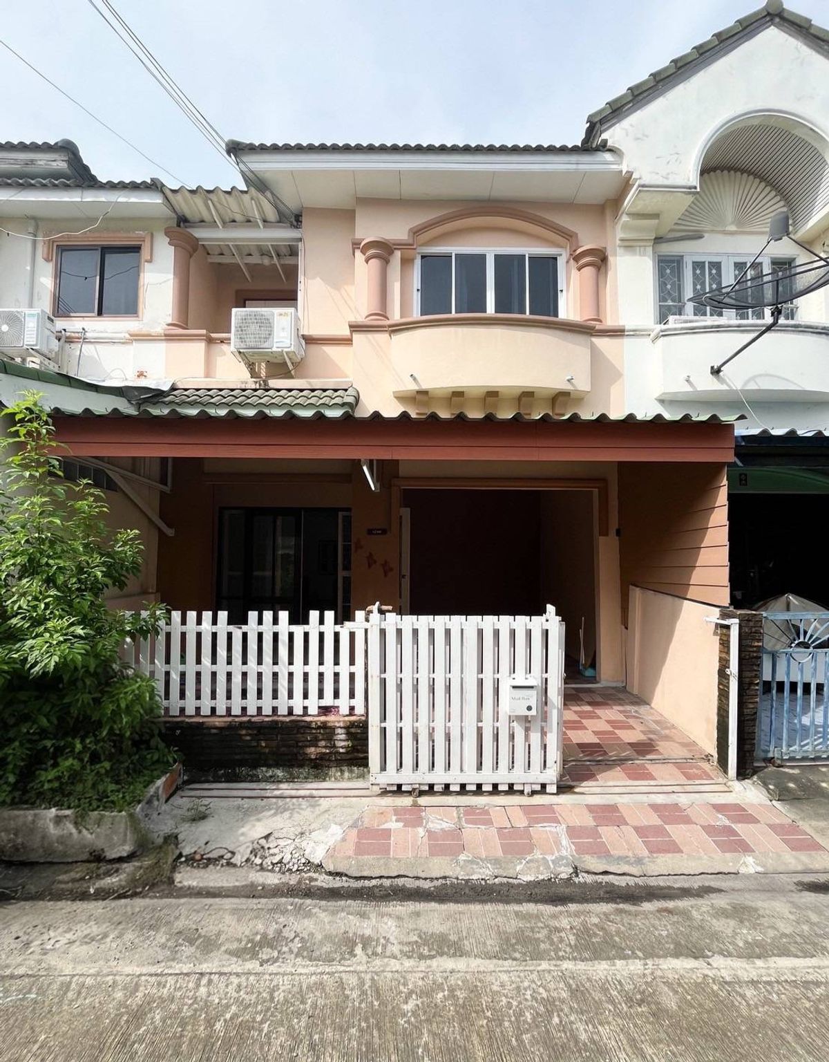 For SaleTownhomeSamut Prakan,Samrong : 🌈🌈 Townhome for sale in Soi Dragon, Lalie Ville, Srinakarin Thepharak, in and out in 2 ways, very convenient.