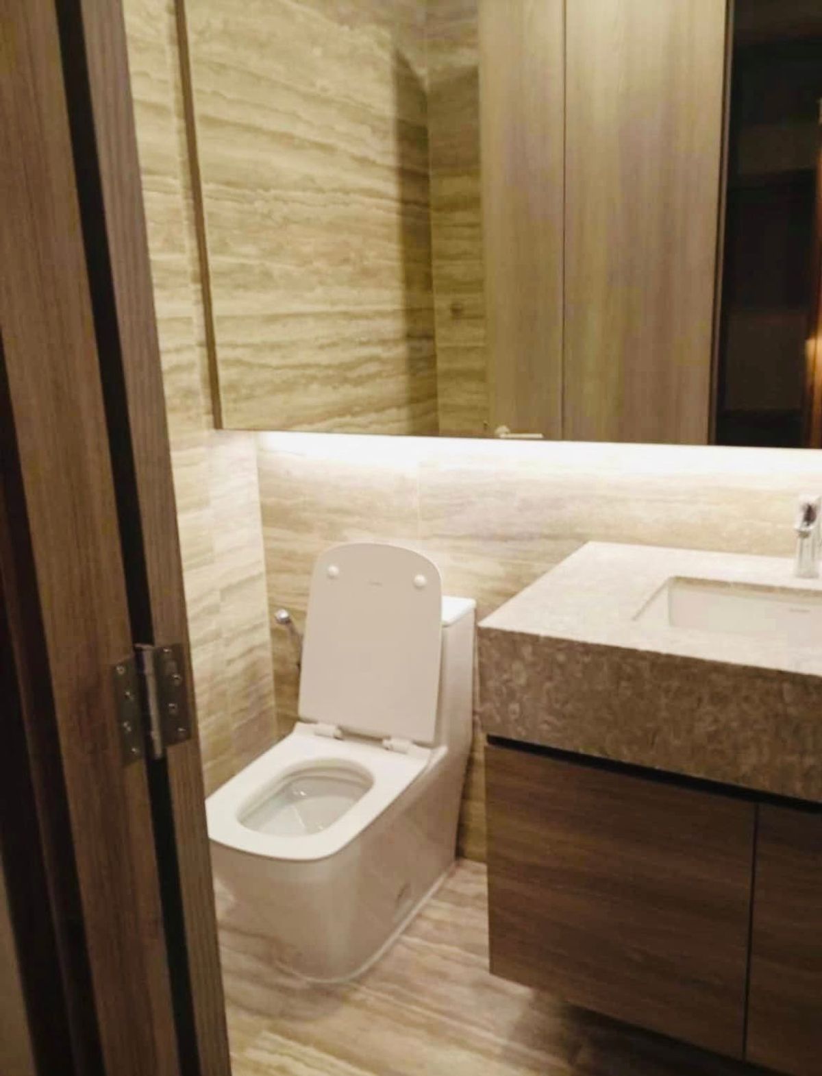 For RentCondoSukhumvit, Asoke, Thonglor : Luxury condo at Celes Asoke. Convenient to travel near the train. There is a car to send a beautiful decorative room, complete furniture !!