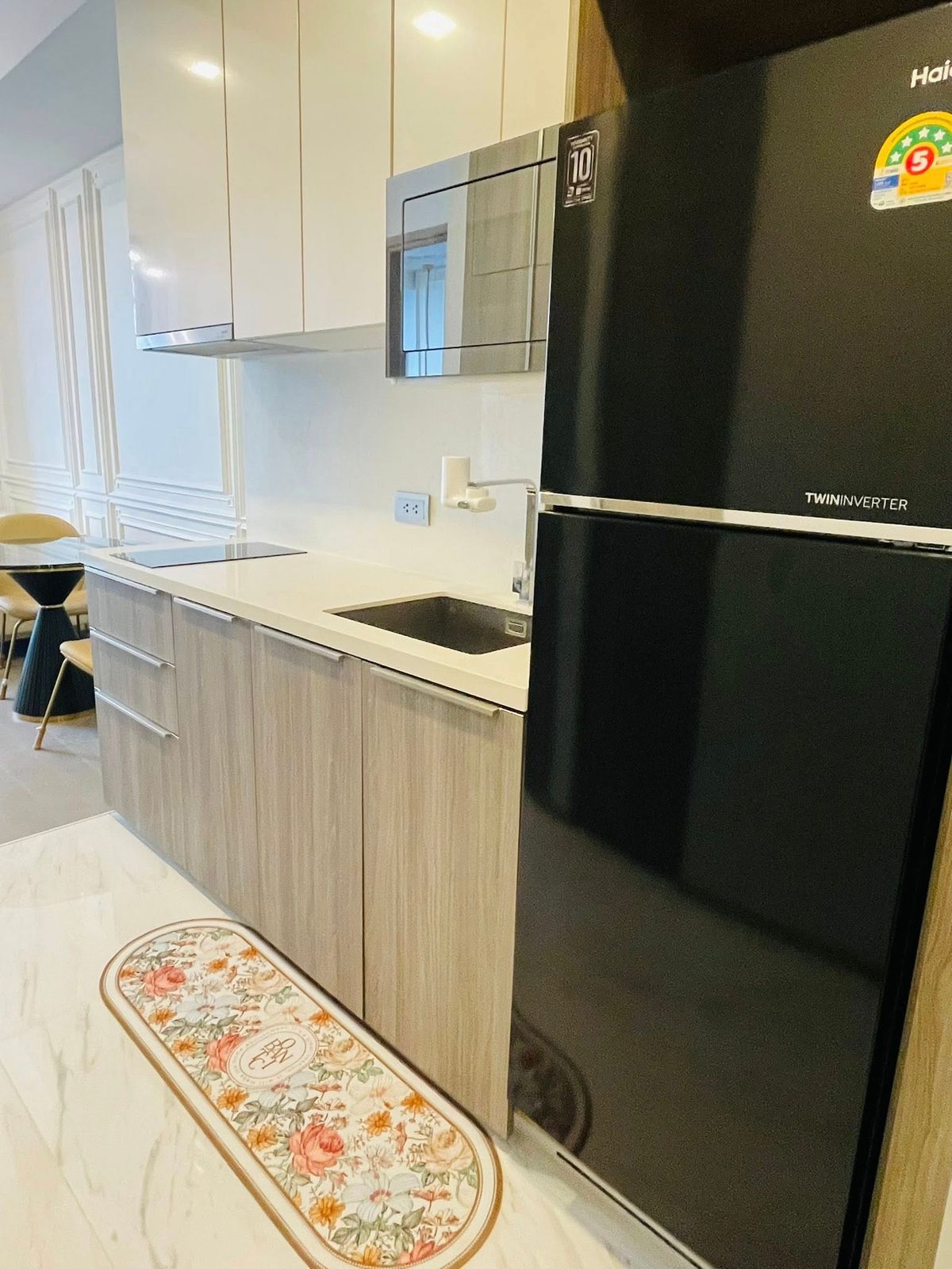 For RentCondoSukhumvit, Asoke, Thonglor : Luxury condo at Celes Asoke. Convenient to travel near the train. There is a car to send a beautiful decorative room, complete furniture !!